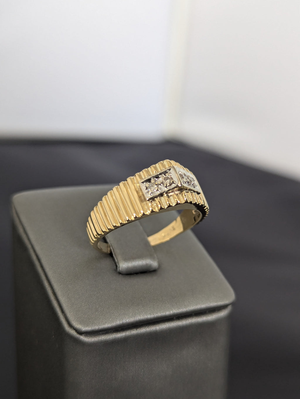 Anillo de oro amarillo de 14 quilates con circonitas cúbicas