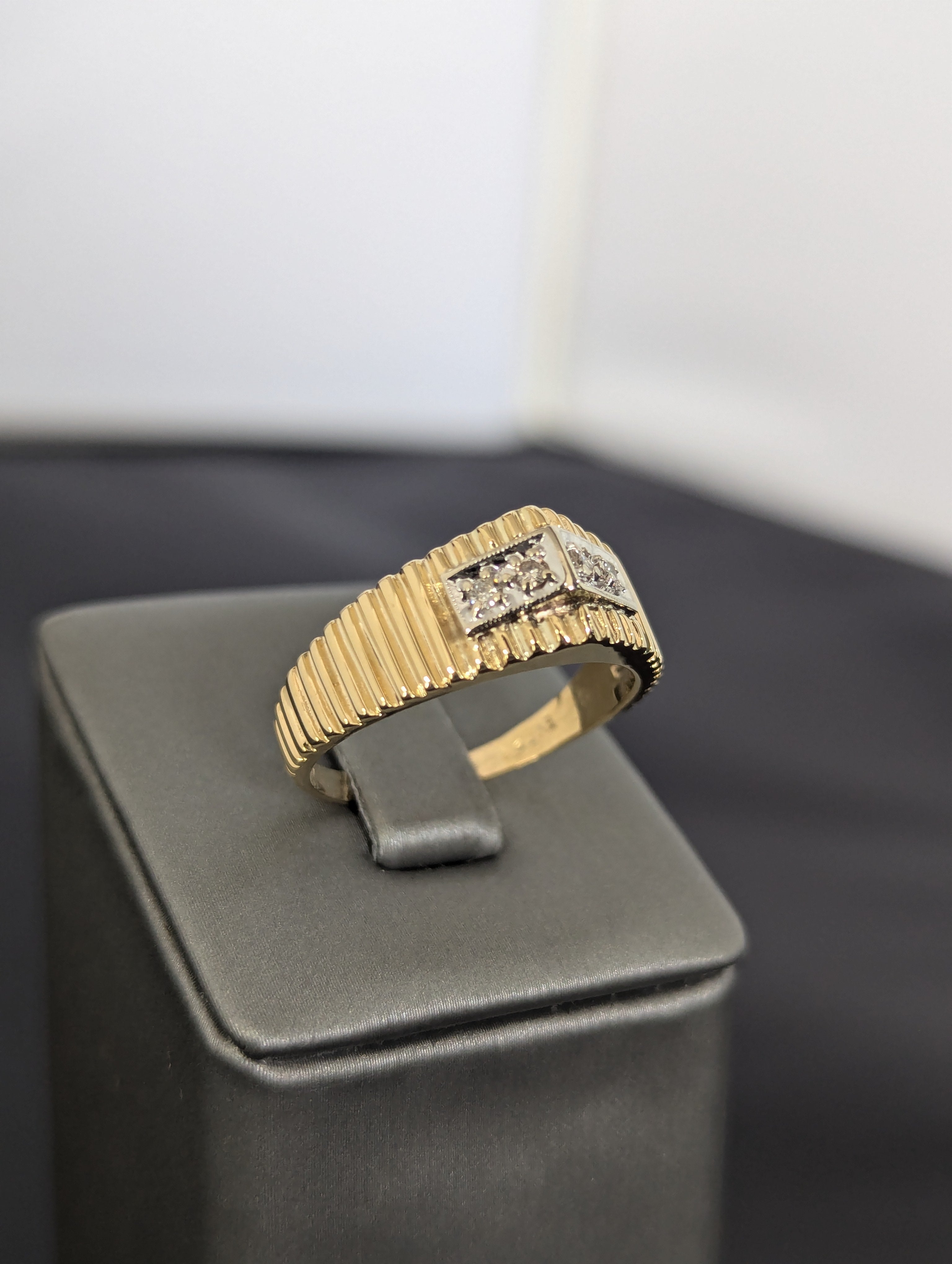 Anillo de oro amarillo de 14 quilates con circonitas cúbicas