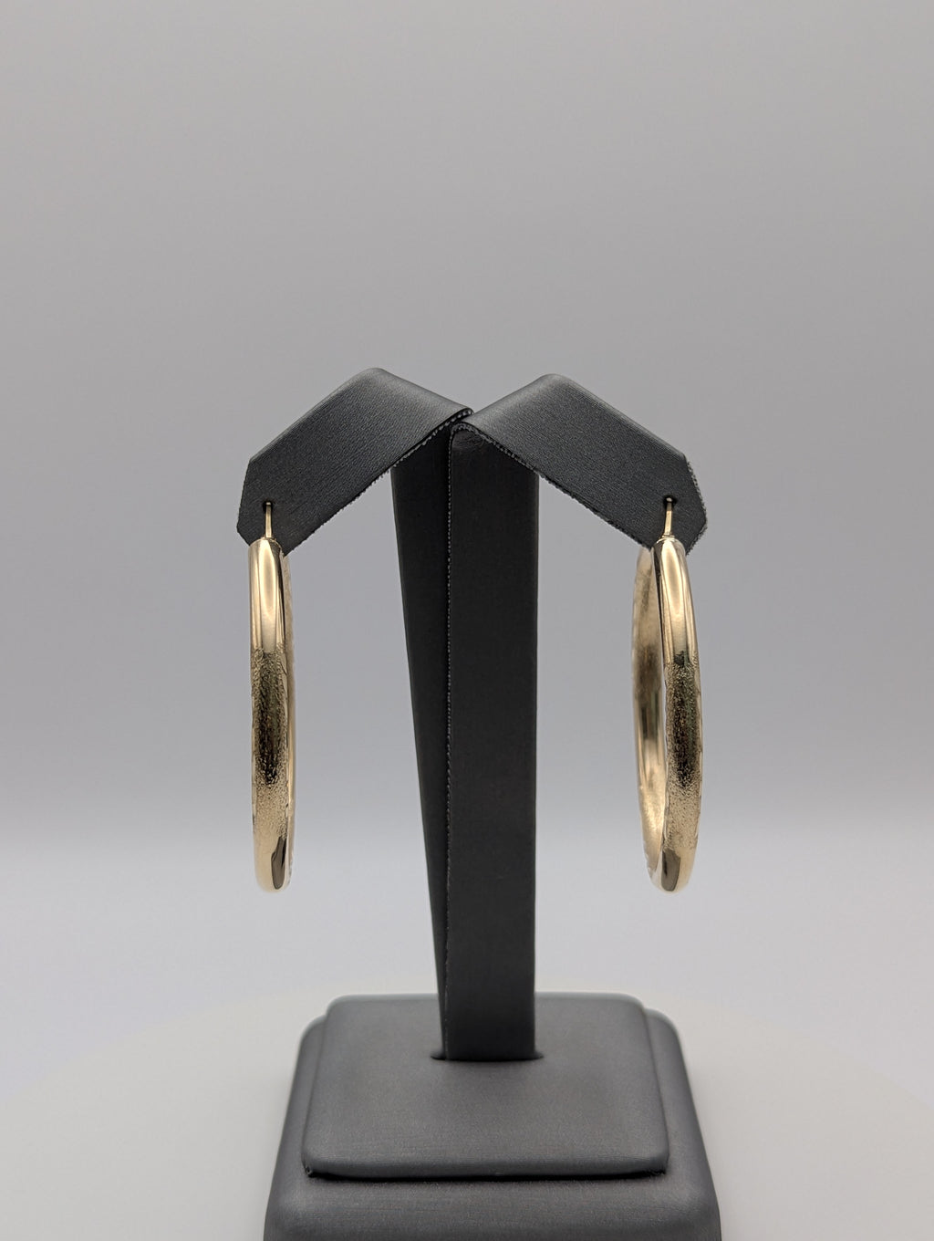 Pendientes de aro de oro amarillo de 14 quilates con corte de diamante y acabado satinado