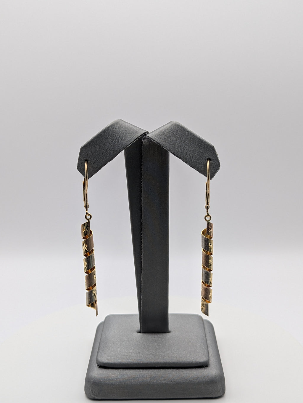 Pendientes en espiral de oro amarillo de 14 quilates tricolor con corte de diamante