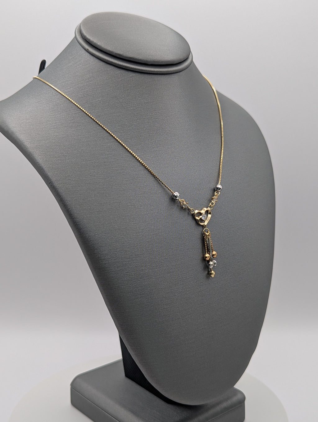 Collar de caja con corazón de fantasía de circonita cúbica tricolor de 14 quilates