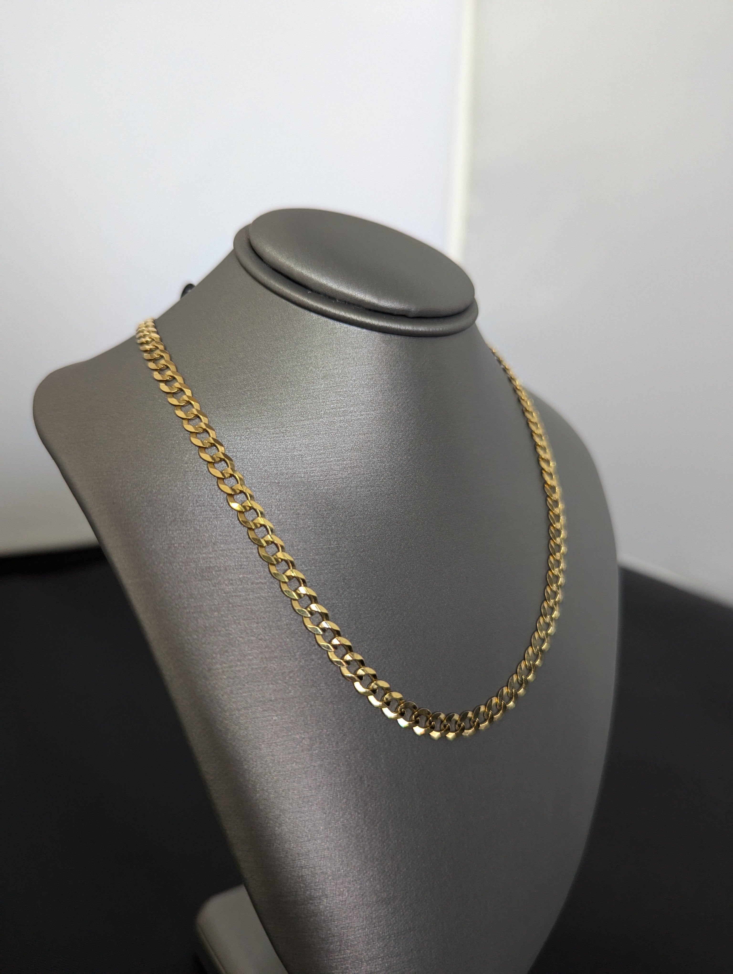 Cadena cubana plana ligera de oro amarillo de 14K