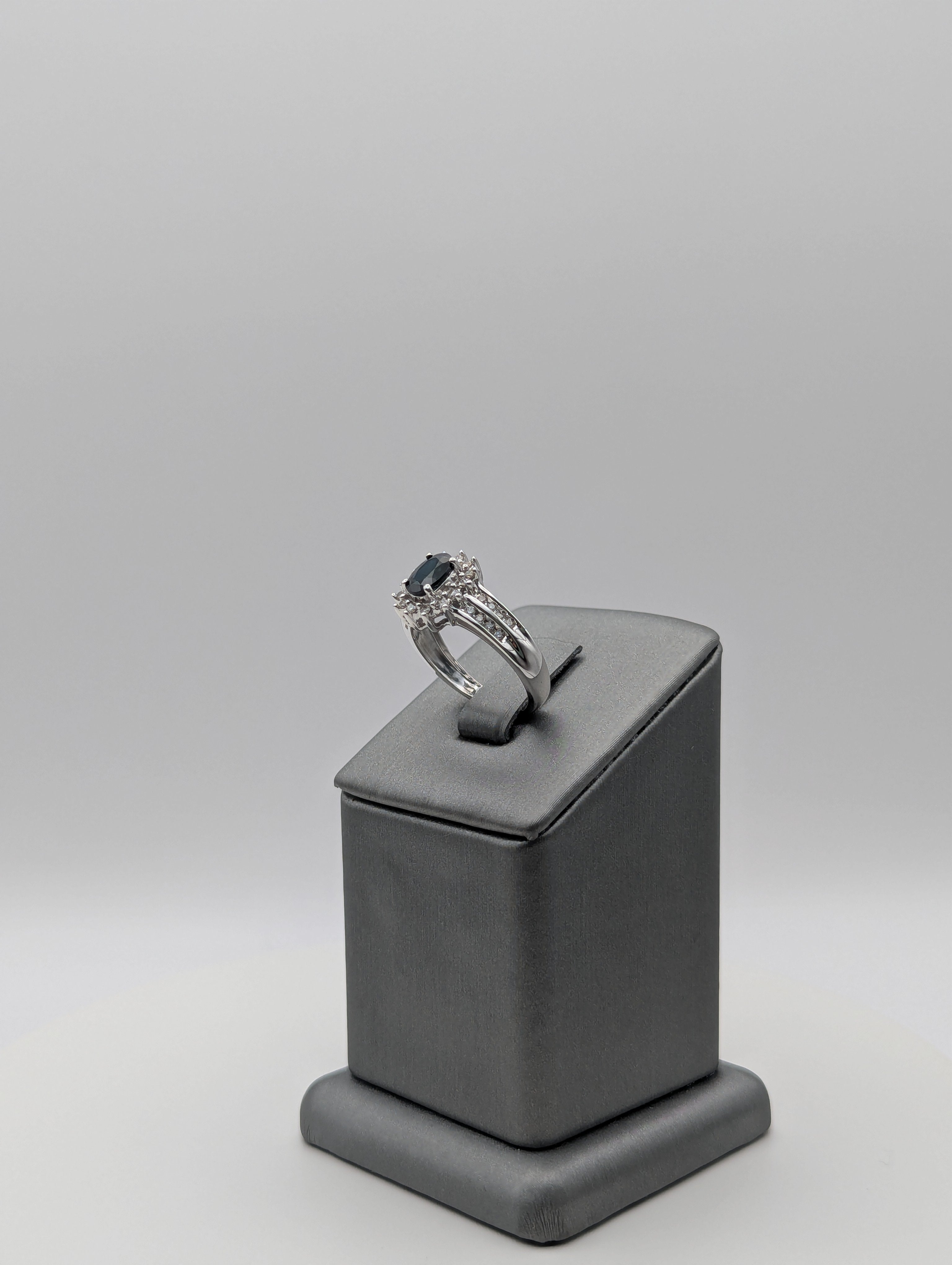 Anillo de diamante de oro blanco de 14K