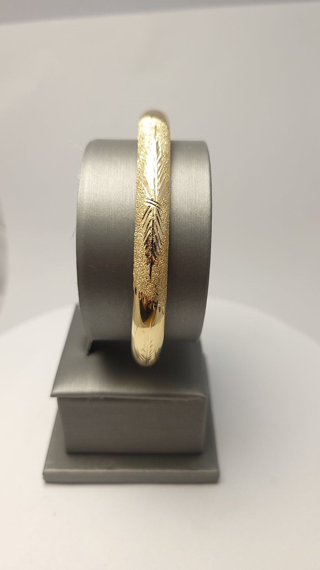 Pulsera texturizada de oro amarillo de 14 quilates