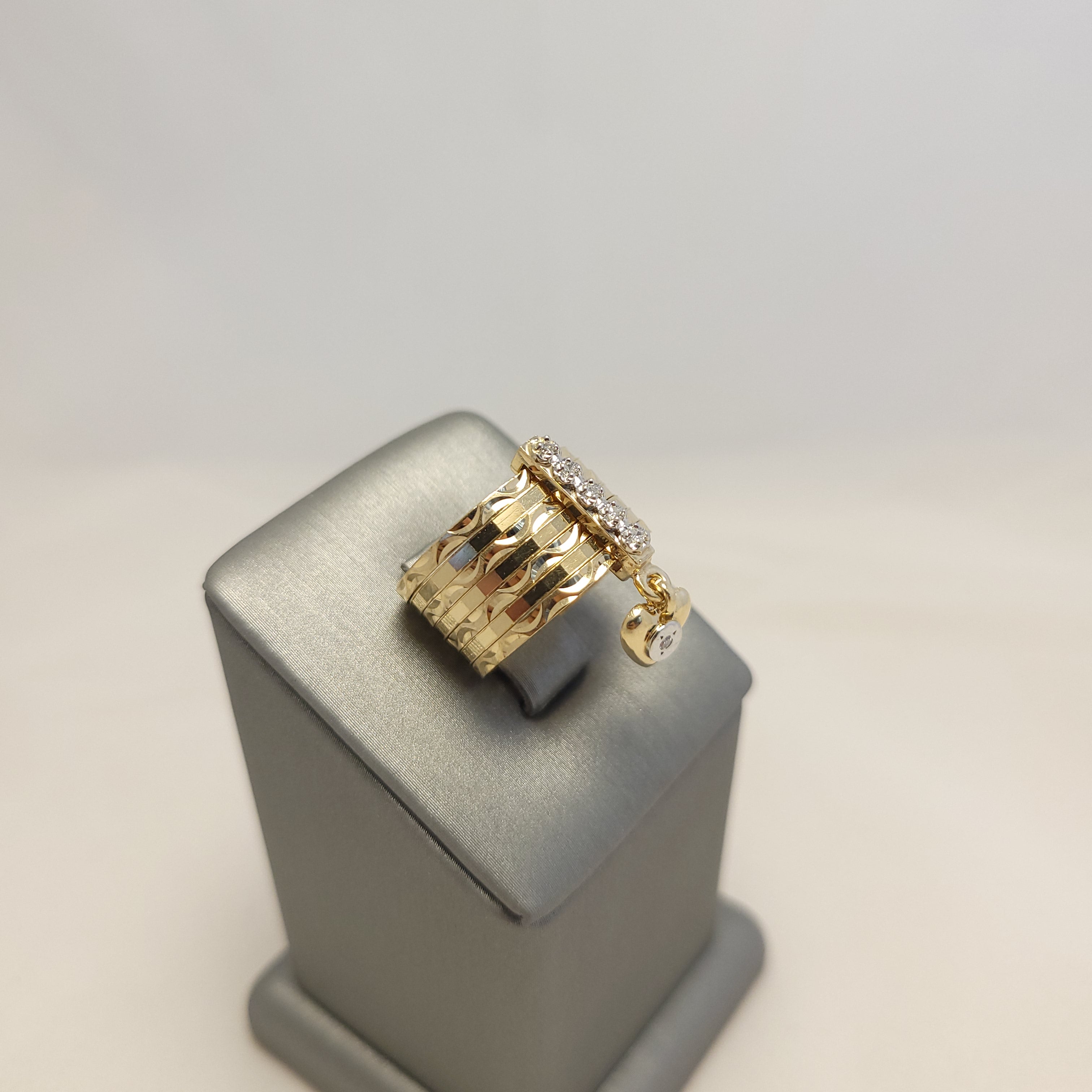 Anillo multi-corazones colgantes de oro amarillo de 14K