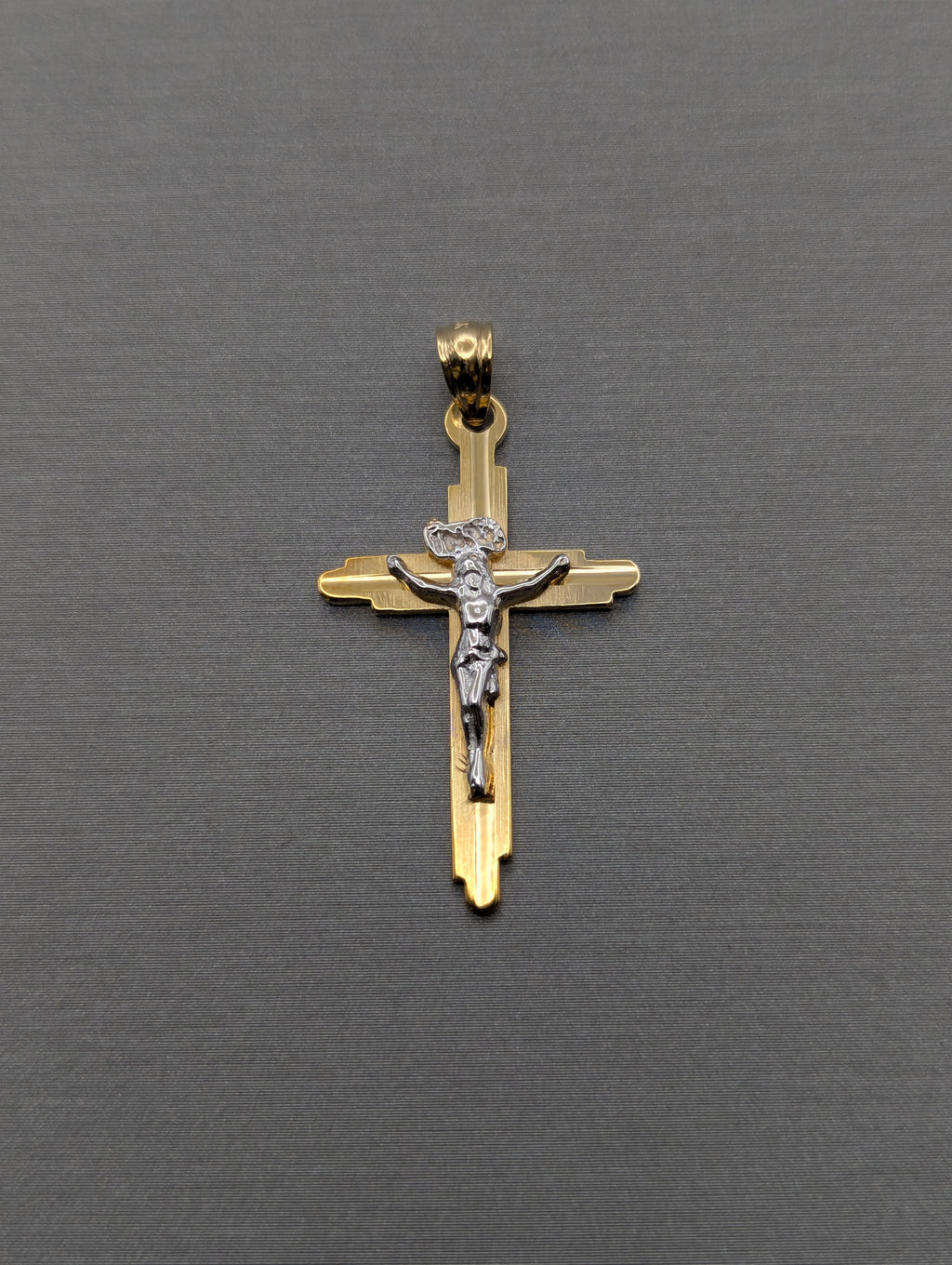 Colgante de crucifijo bicolor de oro de 14 quilates