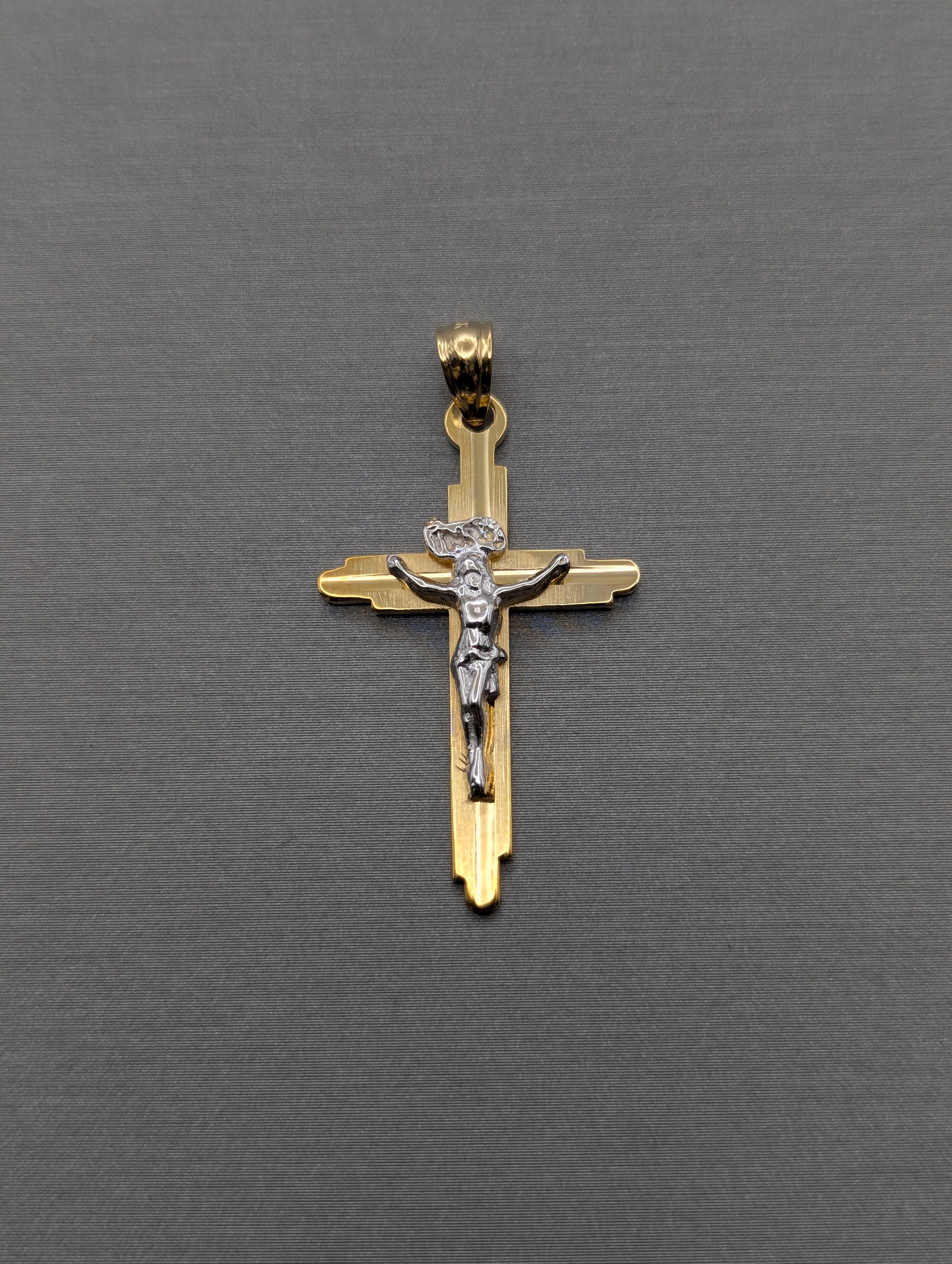 Colgante de crucifijo bicolor de oro de 14 quilates