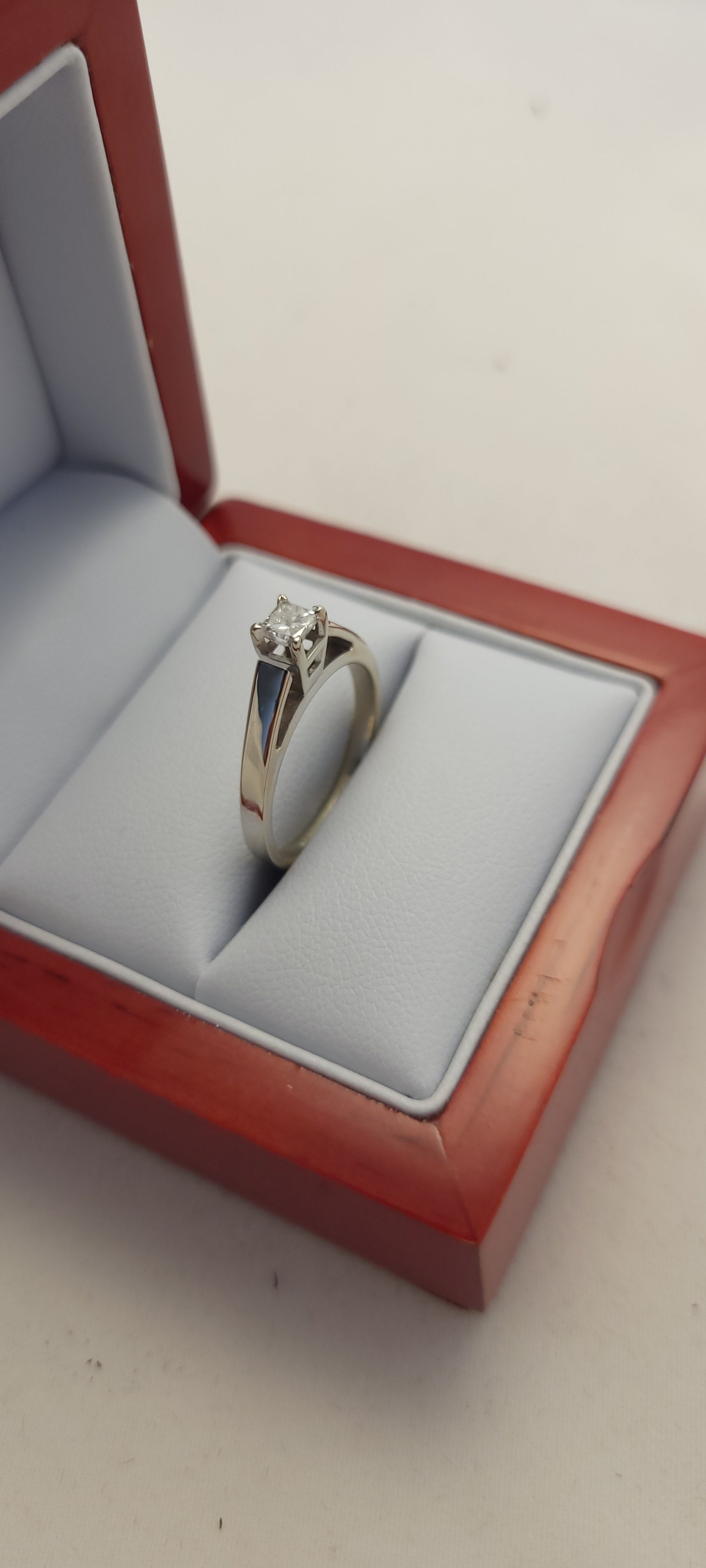 Anillo de diamantes de corte princesa de oro blanco de 14K