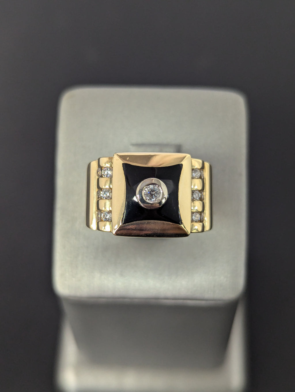 Anillo de 14K de oro amarillo con circonita cúbica pintada de negro