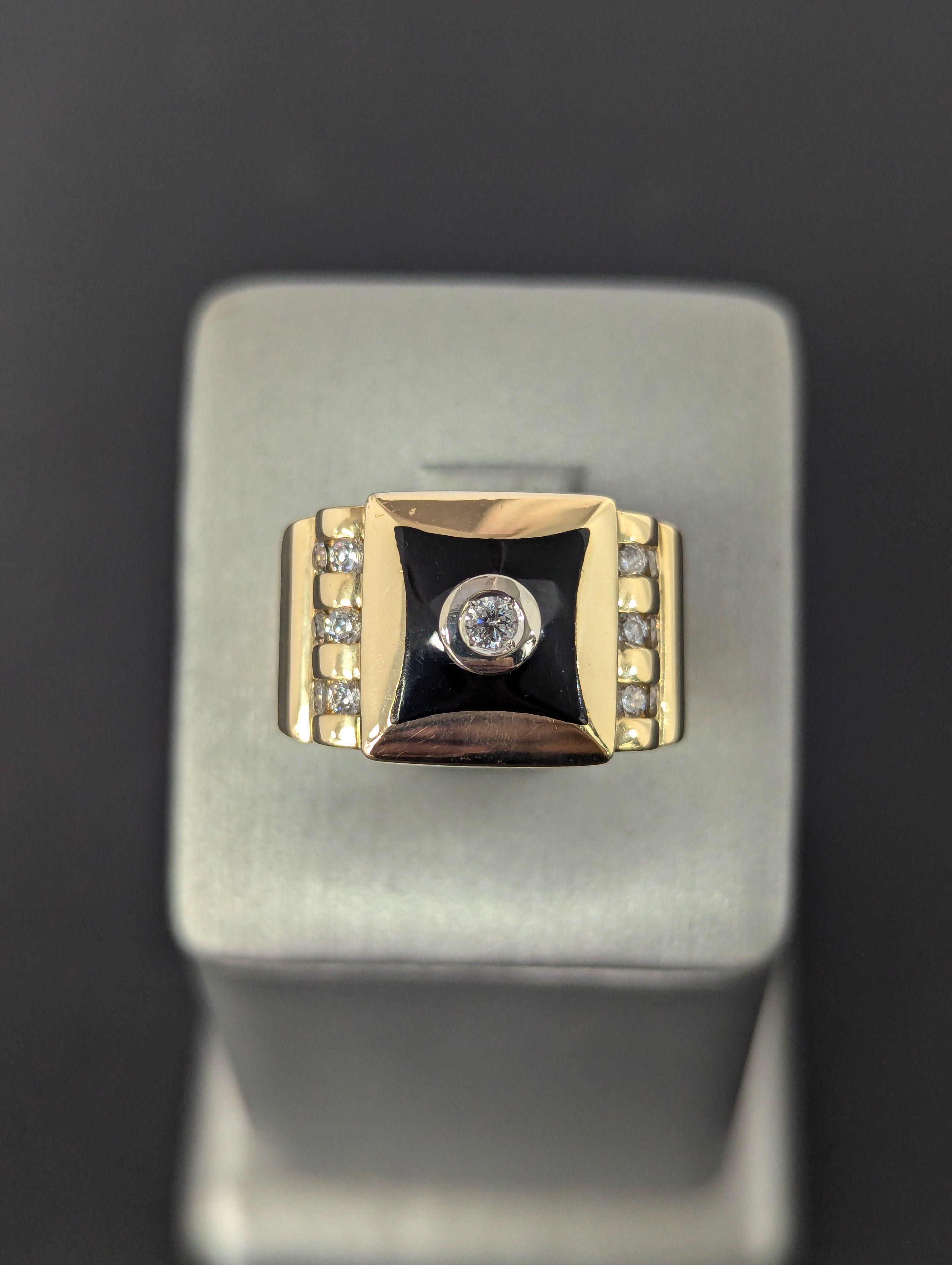 Anillo de 14K de oro amarillo con circonita cúbica pintada de negro
