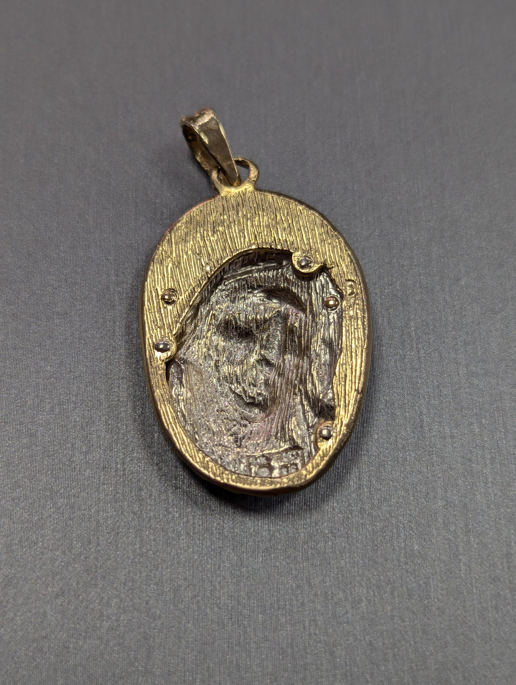Colgante Cara de Jesús en Oro Tricolor de 14K con Corte Diamante
