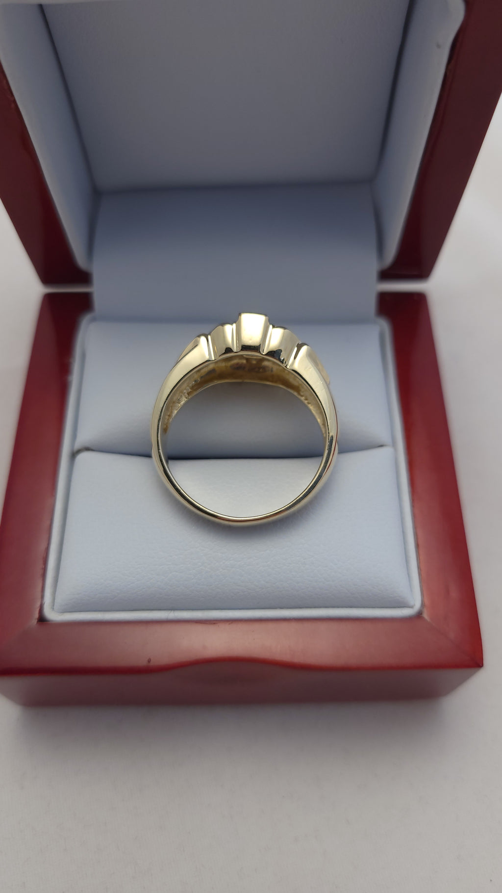 Anillo de oro amarillo de 14 quilates con diamantes