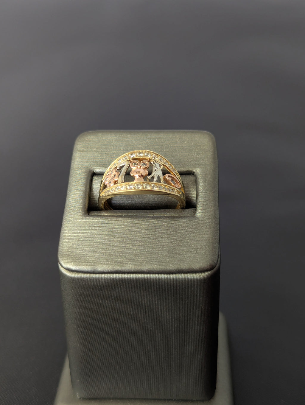 Anillo de símbolos de la suerte de tres colores de oro de 14K con circonitas cúbicas