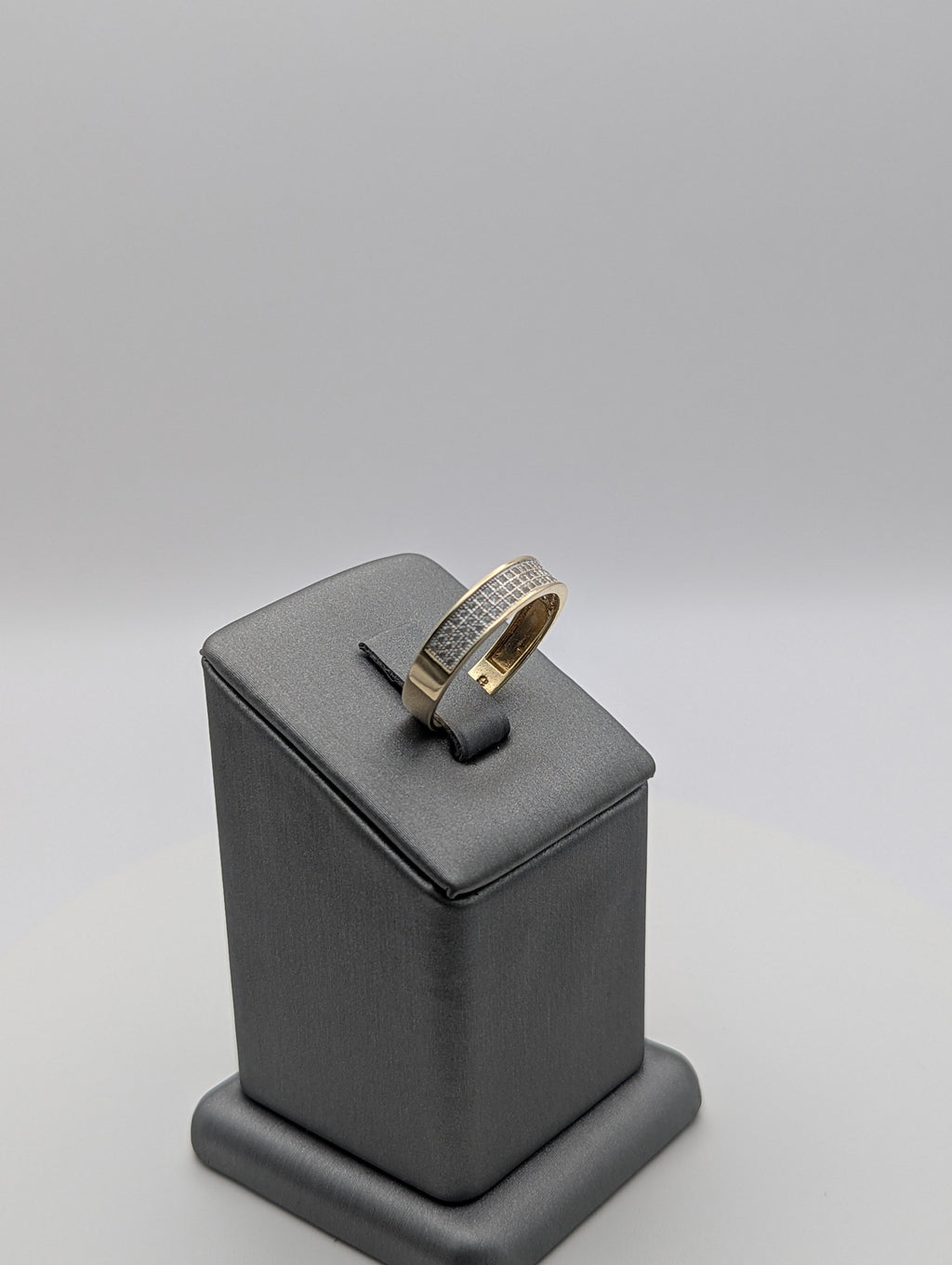 Argolla matrimonial de oro amarillo de 14K con circonita cúbica