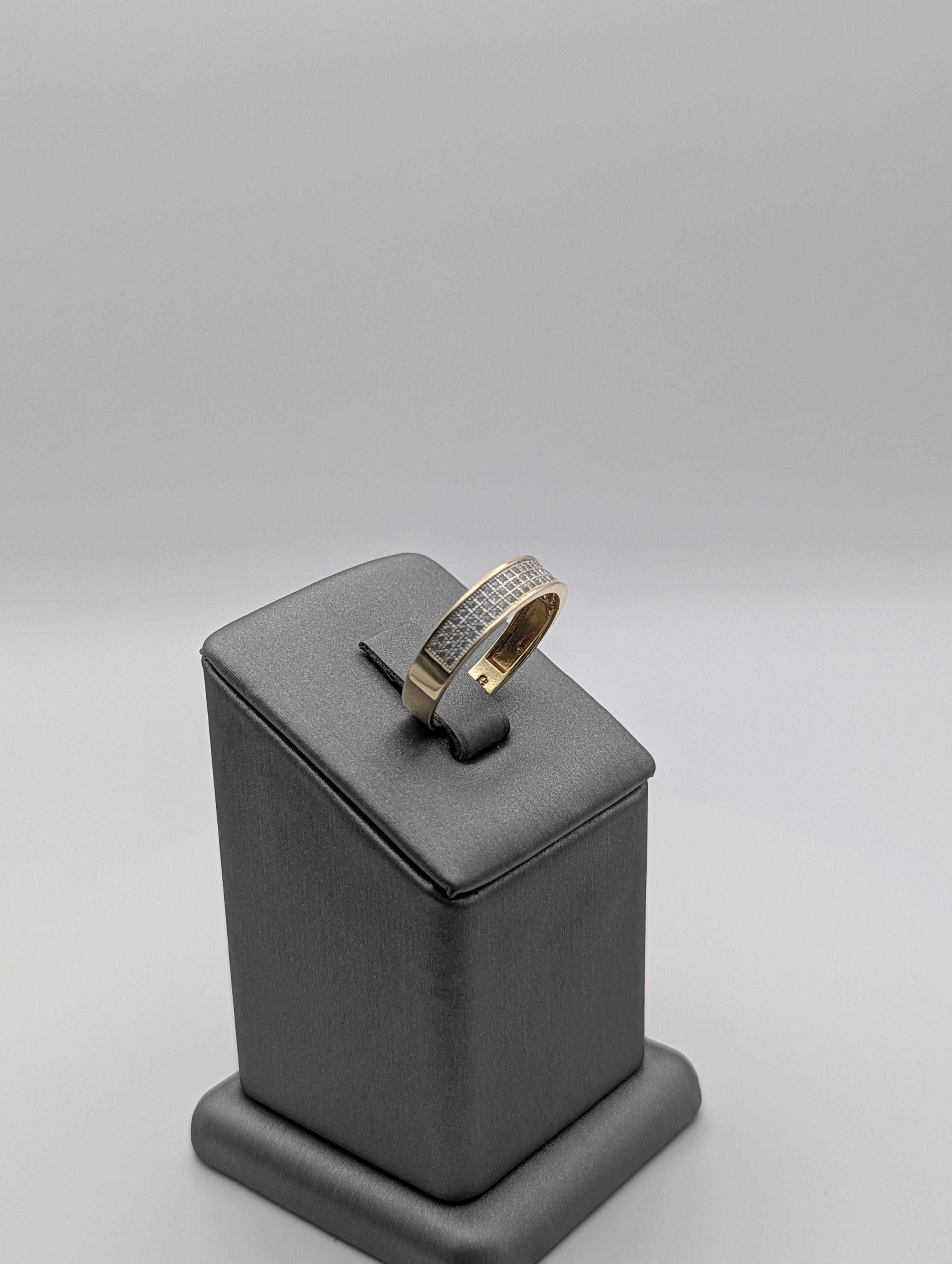 Argolla matrimonial de oro amarillo de 14K con circonita cúbica