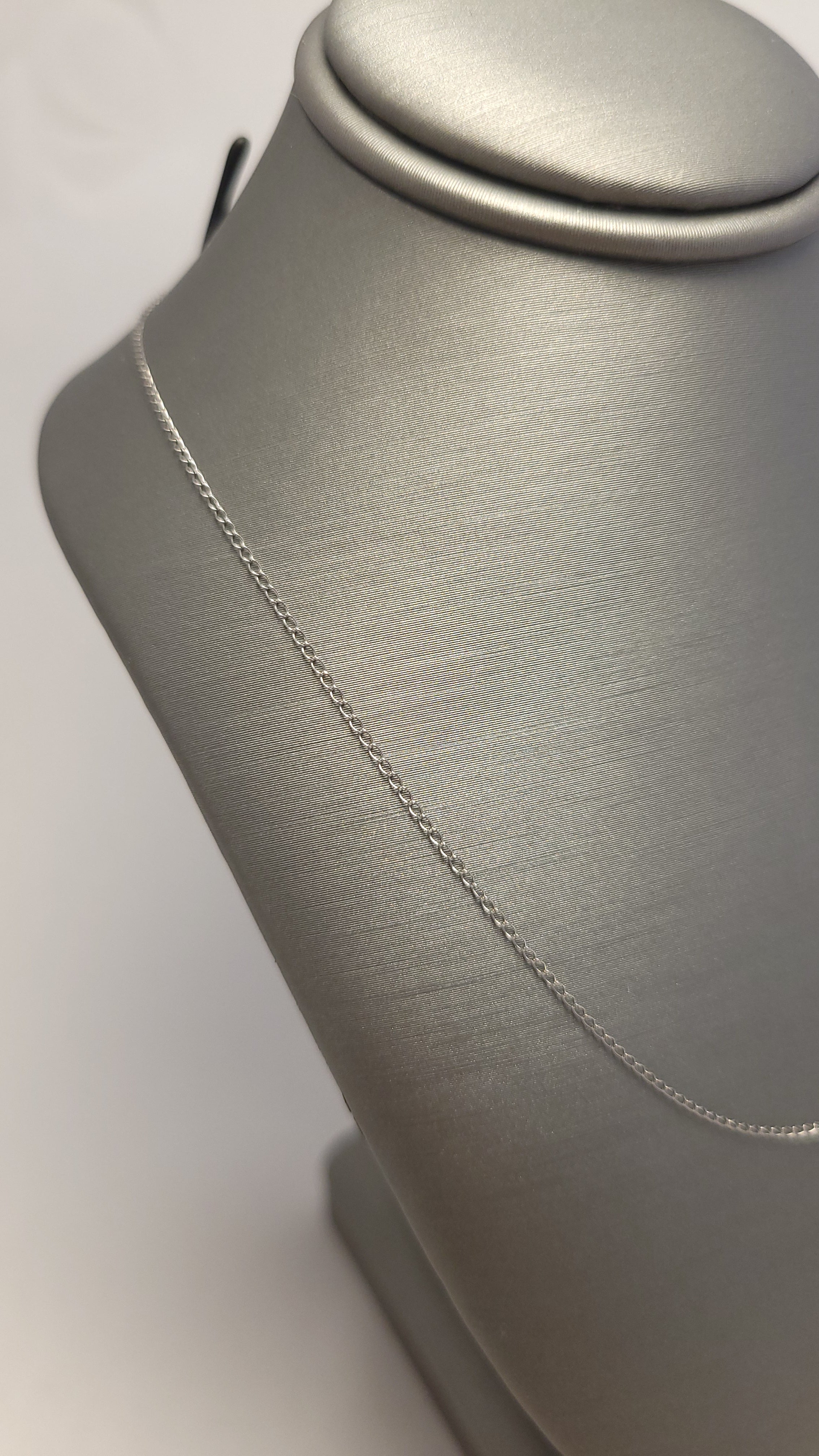 Collar de 14K en oro blanco con diseño de eslabones finos