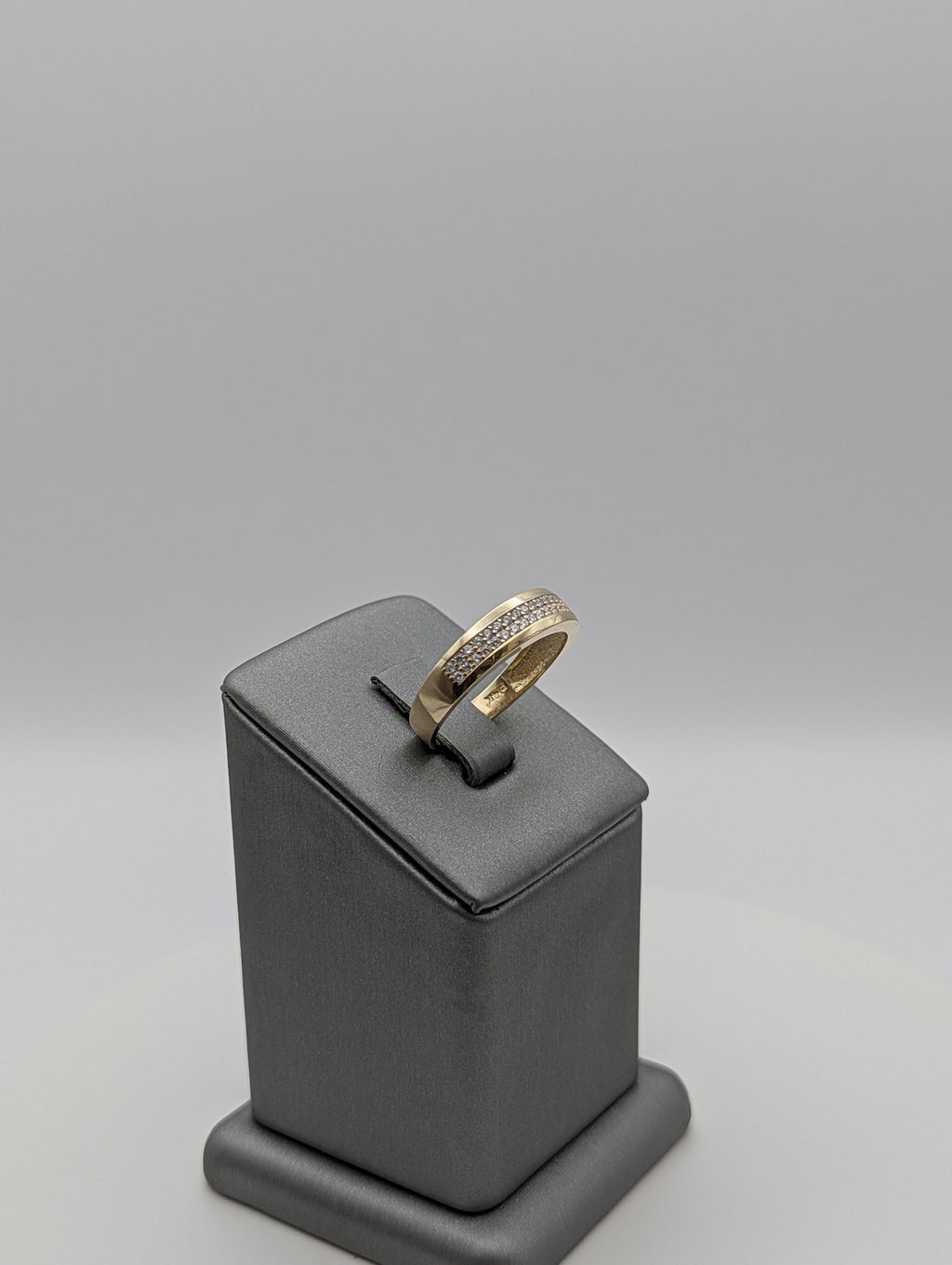 Anillo de boda en oro amarillo de 14K con circonitas