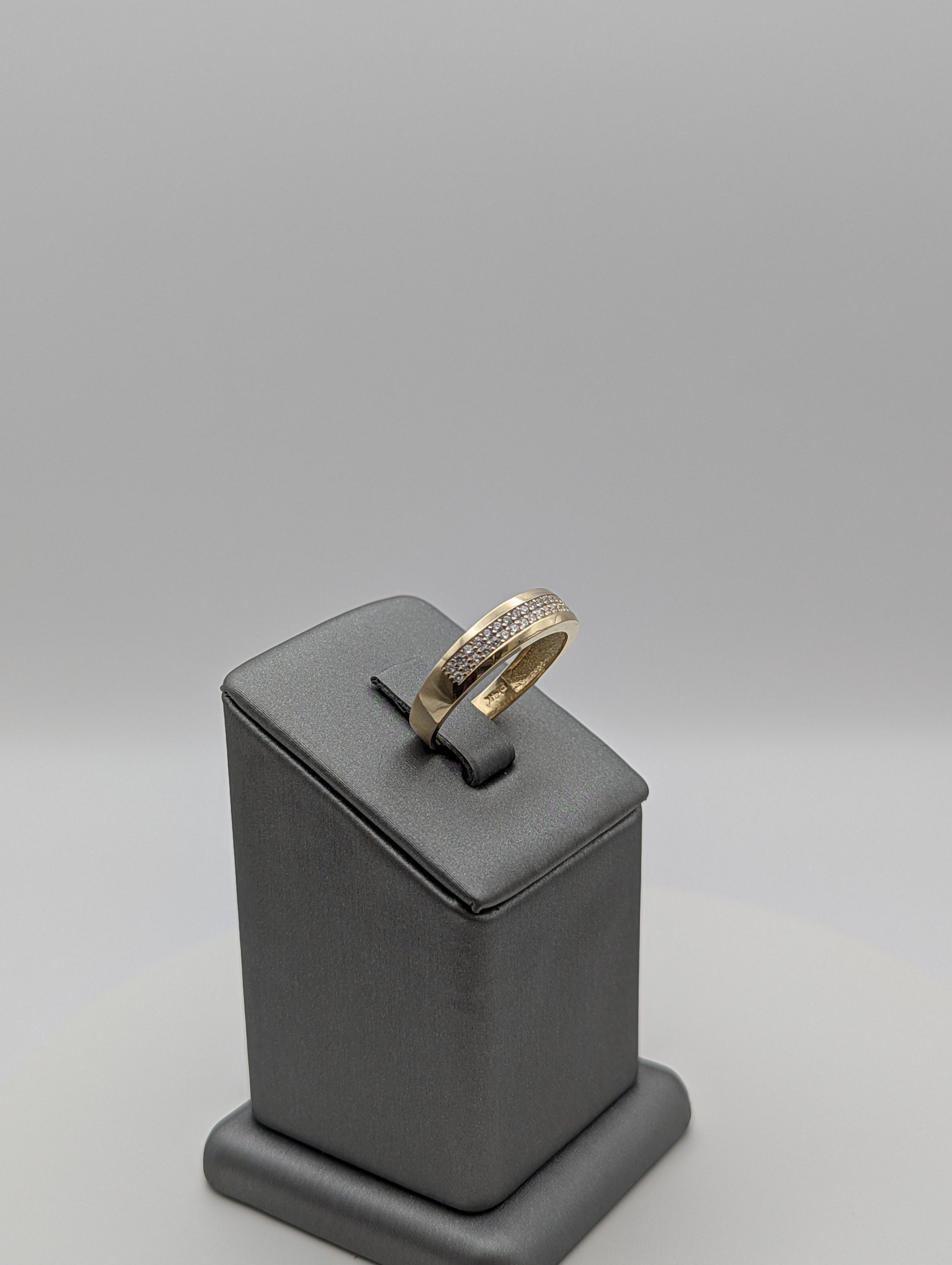 Anillo de boda en oro amarillo de 14K con circonitas