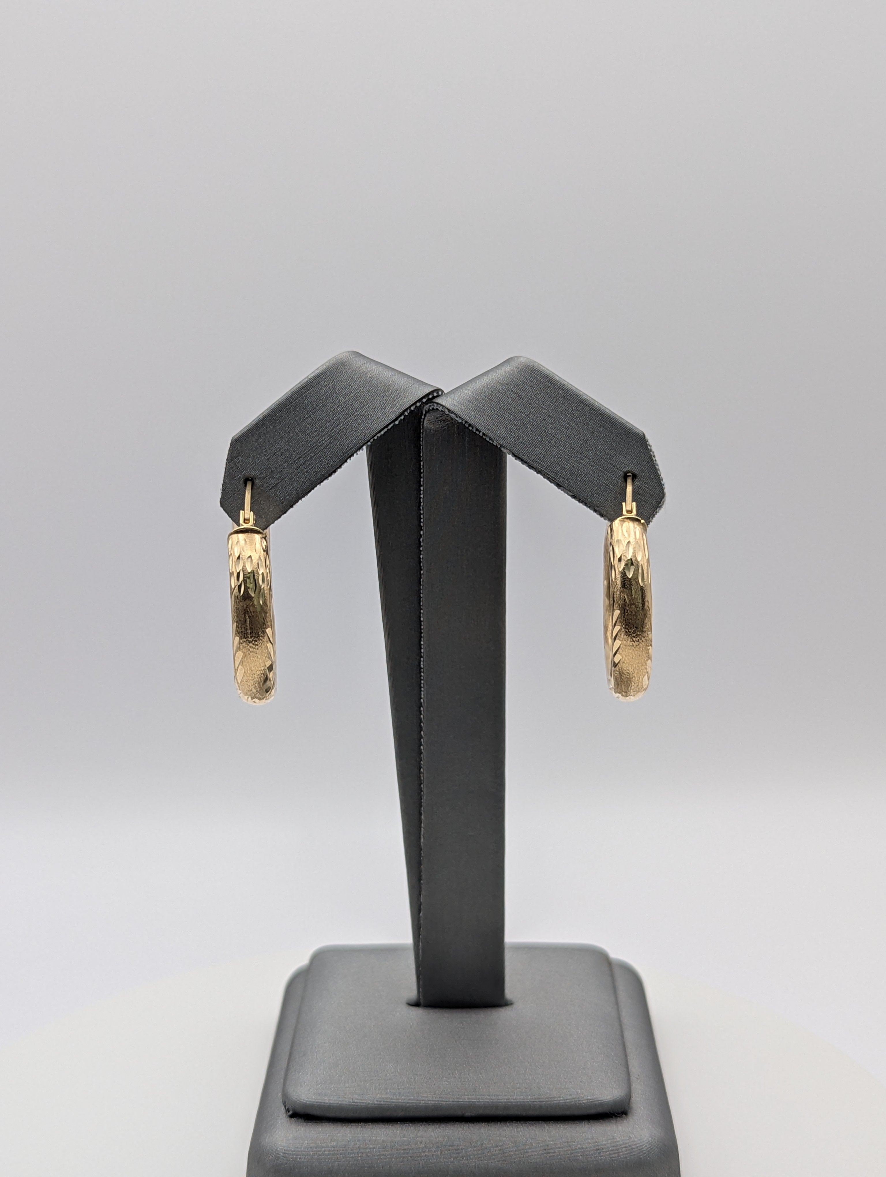 Pendientes de aro de oro amarillo de 14 quilates con corte de diamante y acabado satinado