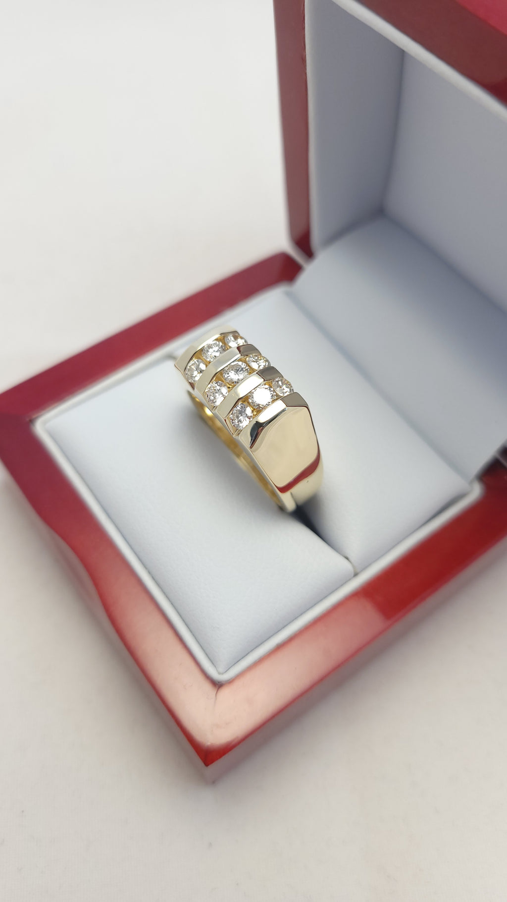 Anillo de diamante de oro amarillo de 14K