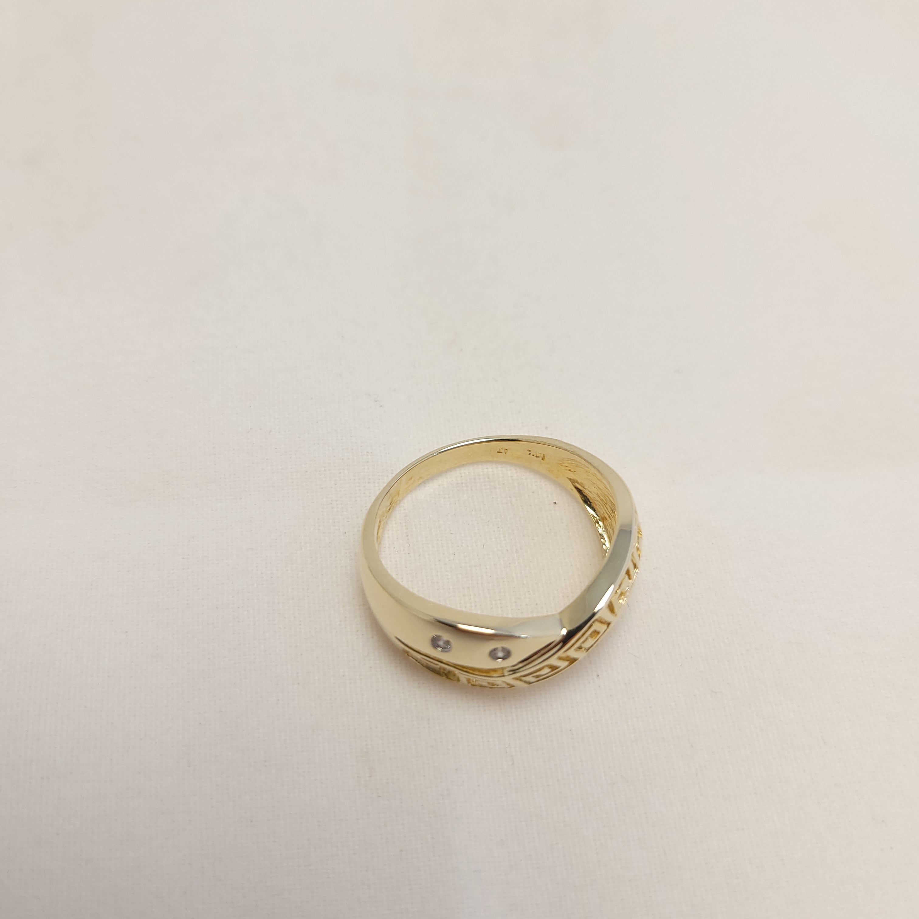 Anillo de oro amarillo de 14K con diseño de greca