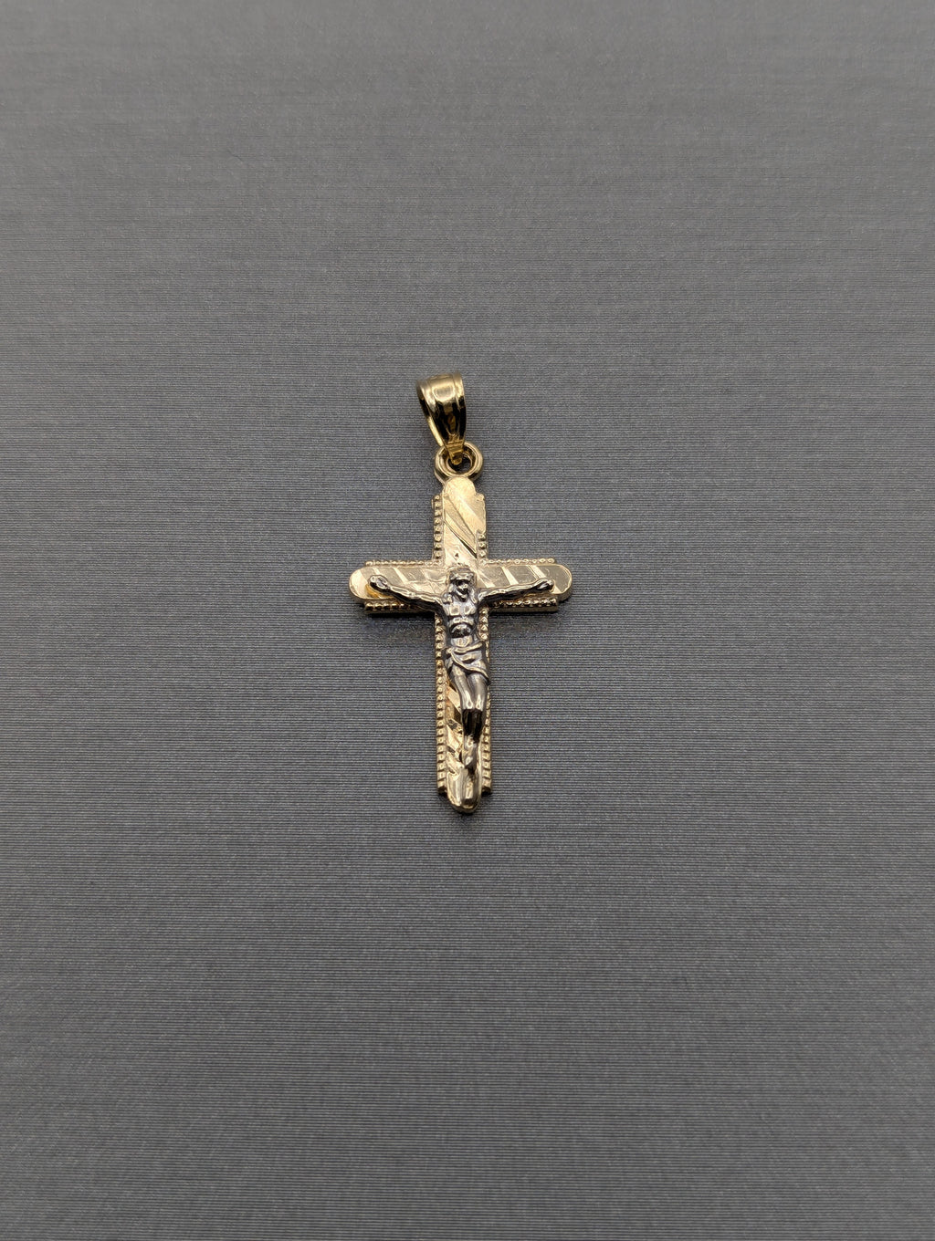 Colgante Crucifijo en Oro Amarillo/Blanco 14K con corte de diamante
