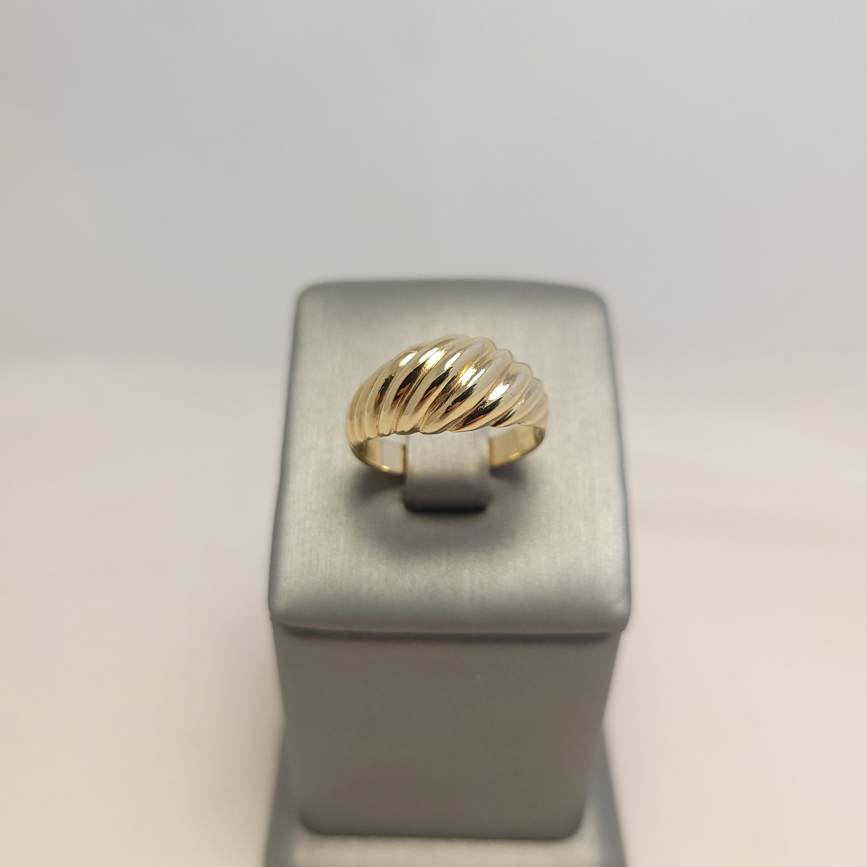 Anillo Elegante Hinchado de Oro Amarillo de 14K