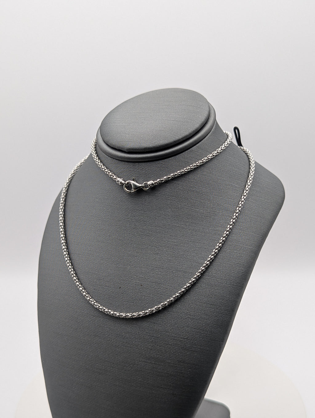 Collar de eslabones tipo palomitas de maíz de oro blanco de 14 quilates