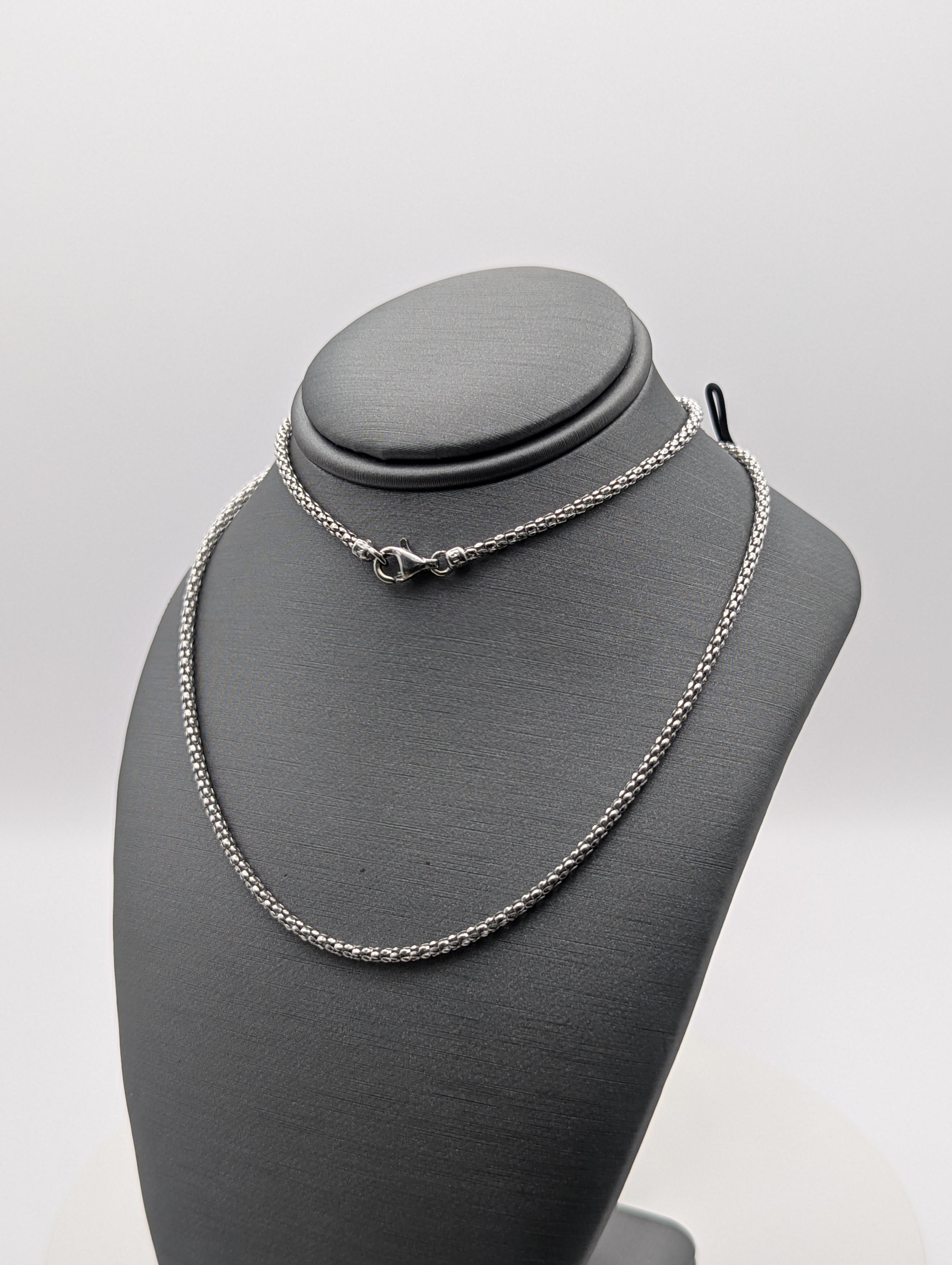 Collar de eslabones tipo palomitas de maíz de oro blanco de 14 quilates