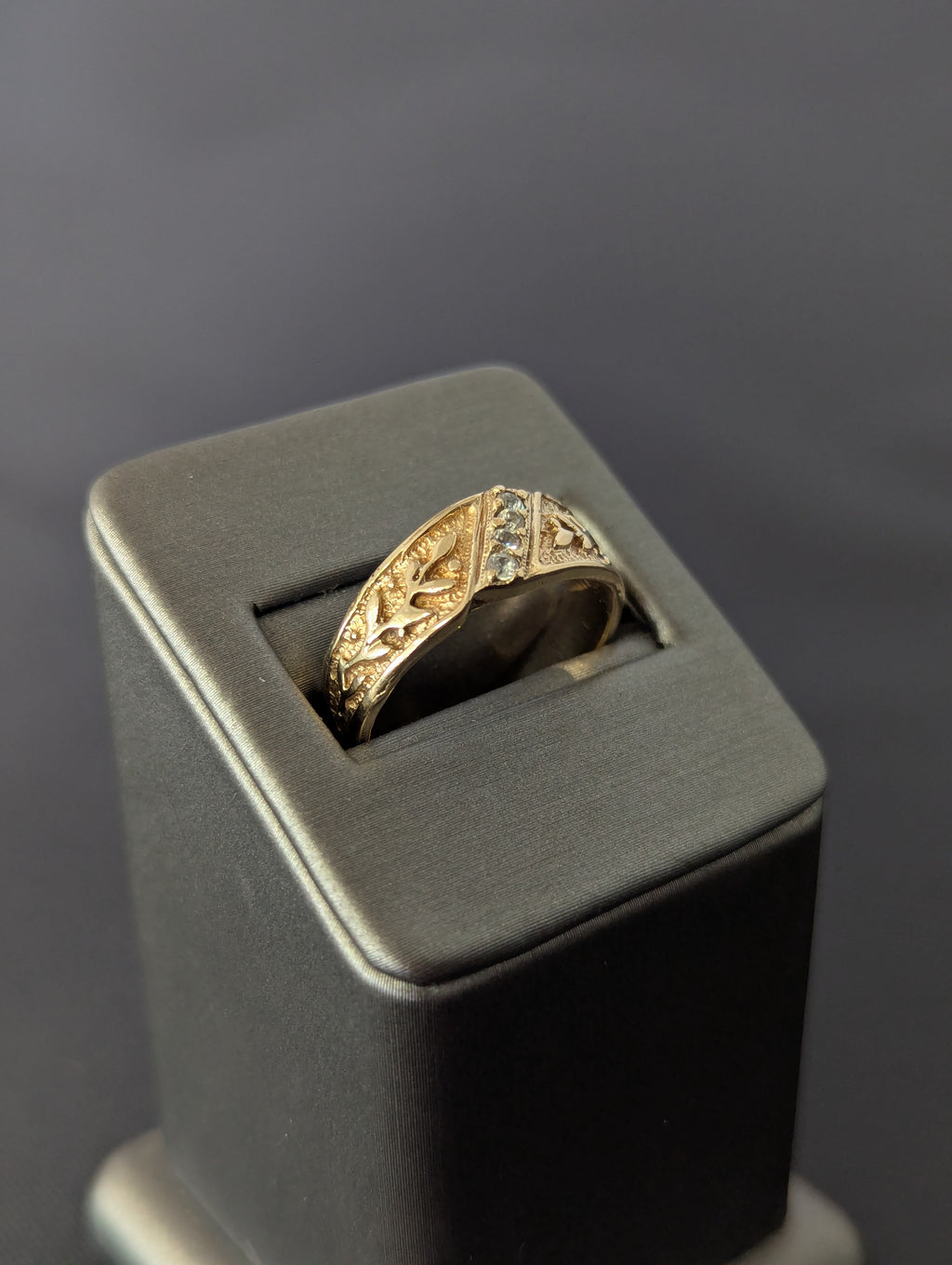 Anillo de filigrana con circonita cúbica de oro amarillo de 14K
