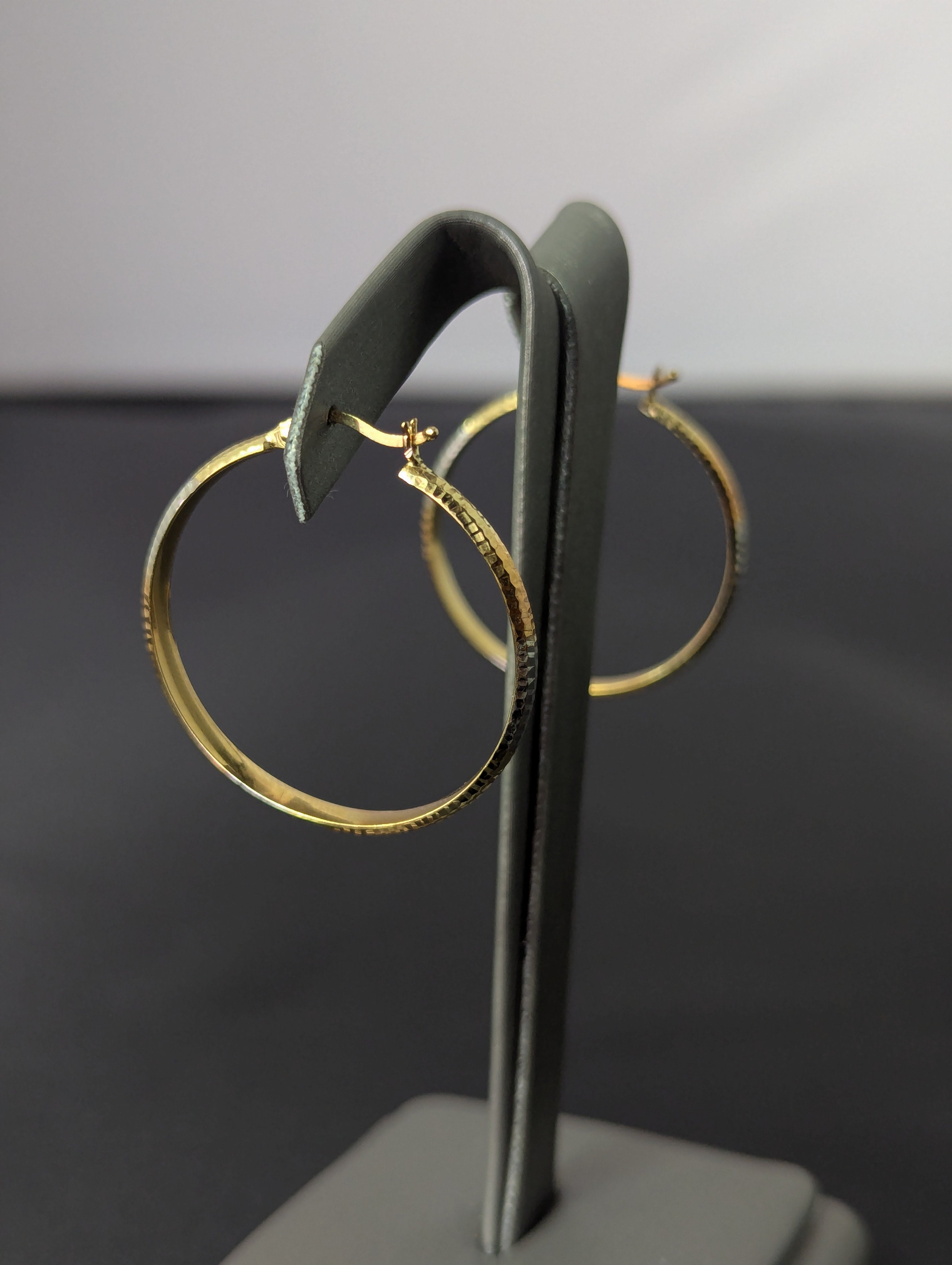 Pendientes de aro huecos de oro tricolor de 14K con corte de diamante