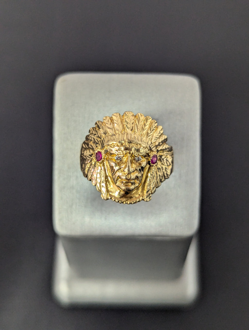 Cabeza de indio en oro amarillo de 14K con circonita cúbica