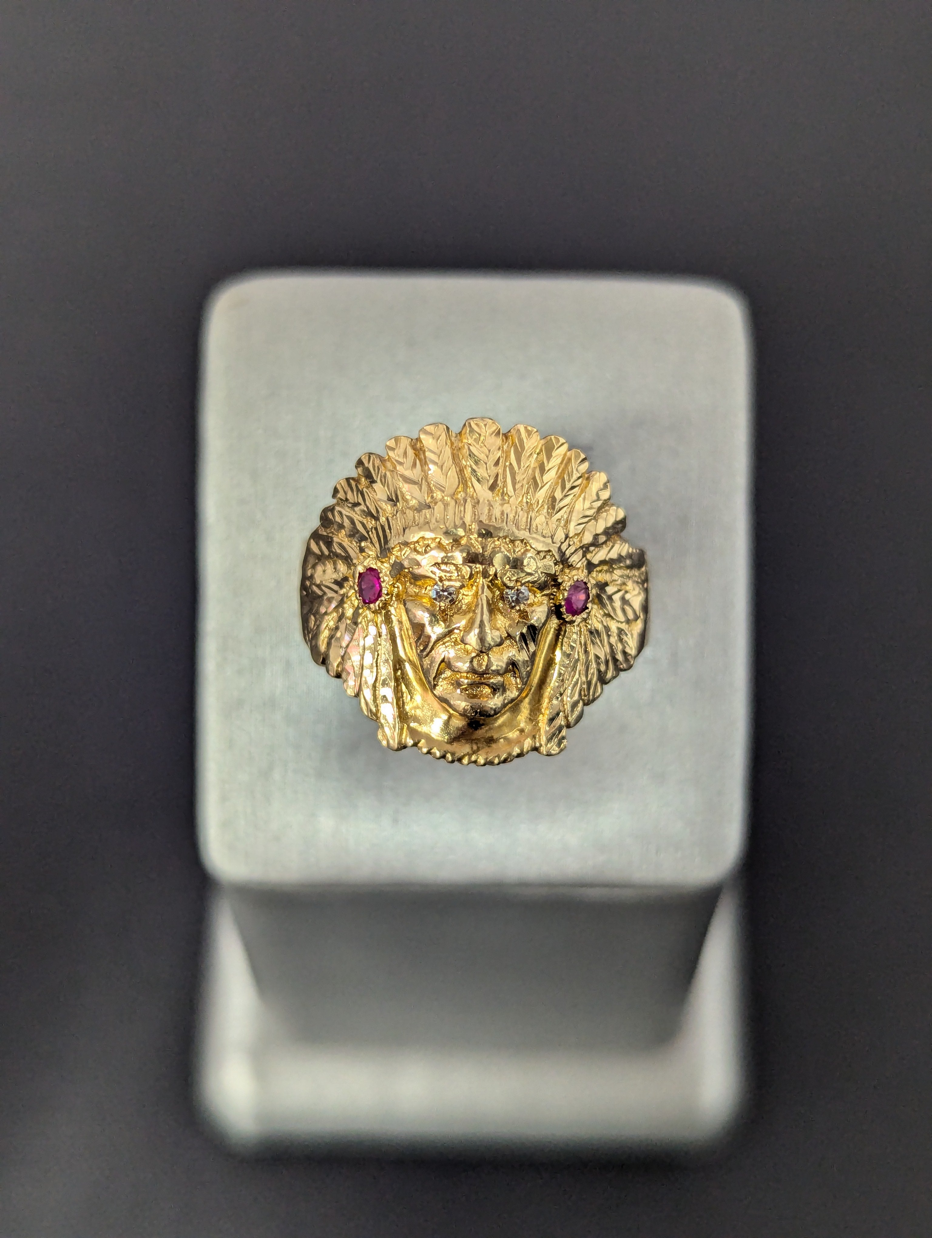 Cabeza de indio en oro amarillo de 14K con circonita cúbica