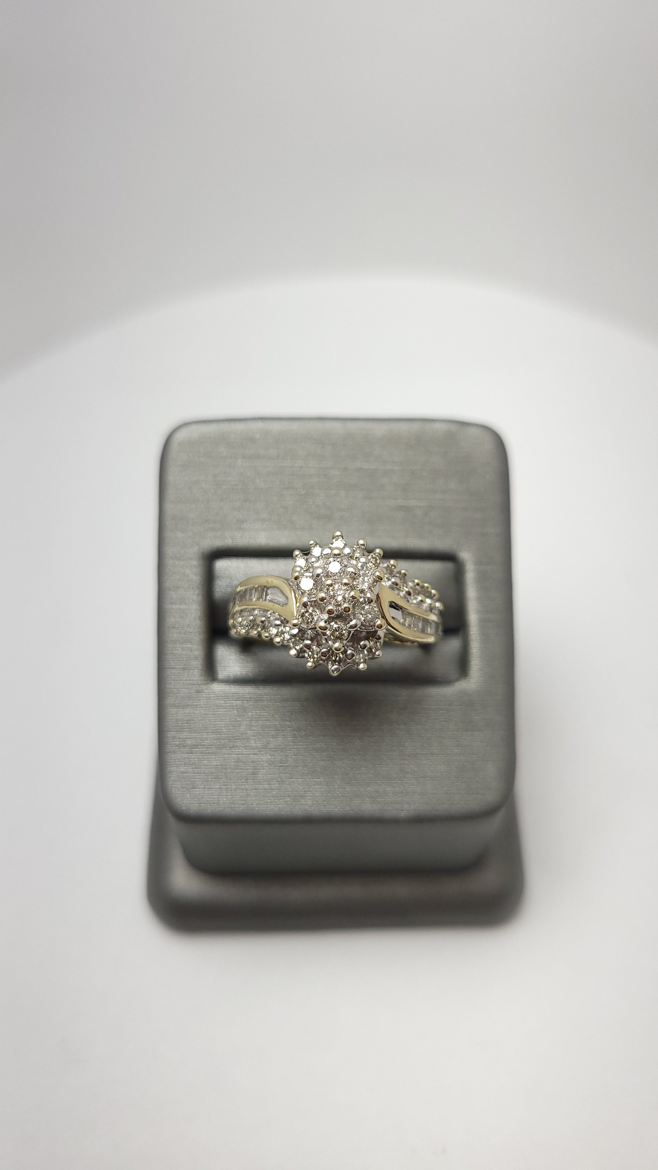 Anillo de racimo de diamantes de oro amarillo de 10K