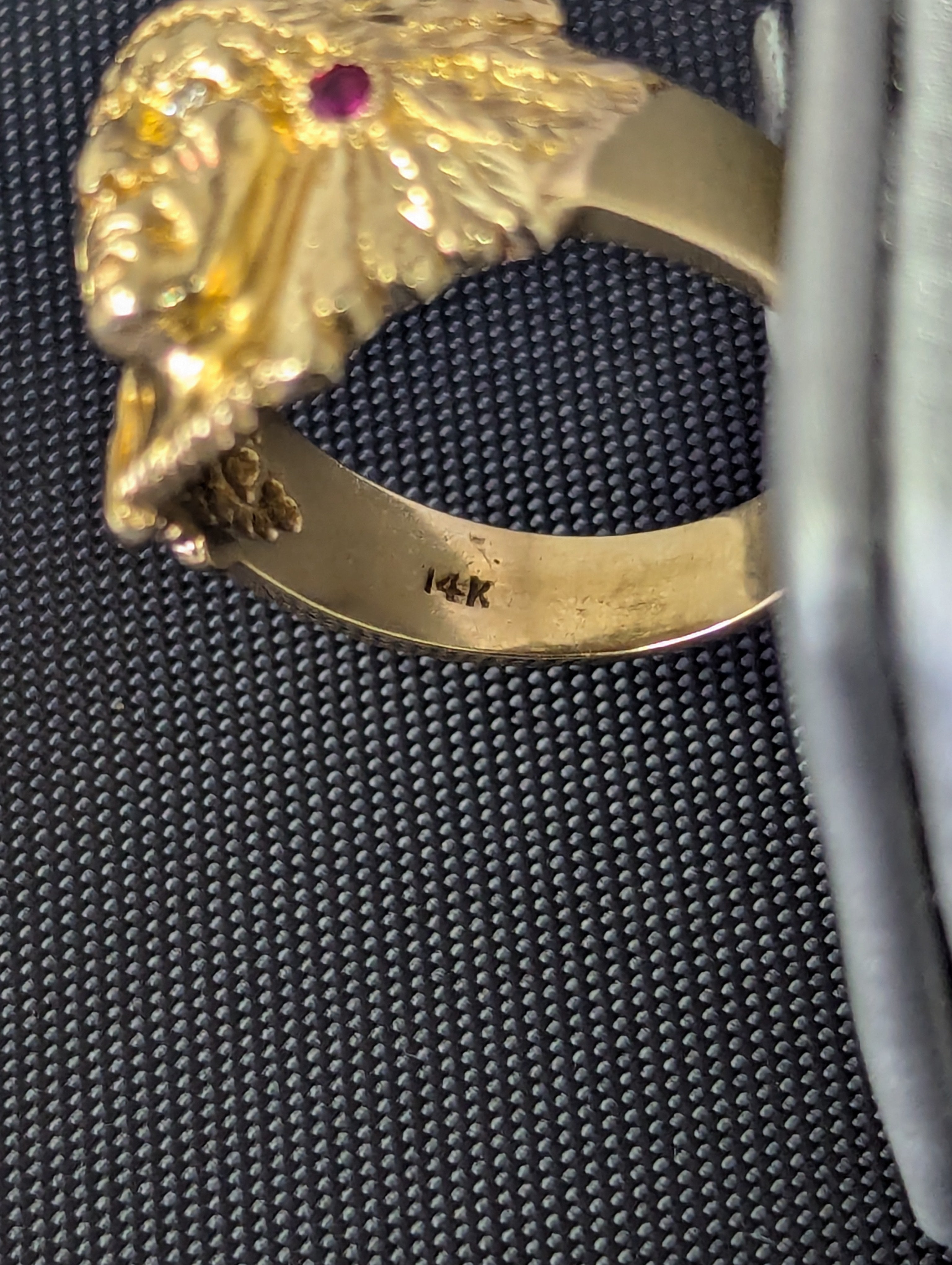 Cabeza de indio en oro amarillo de 14K con circonita cúbica