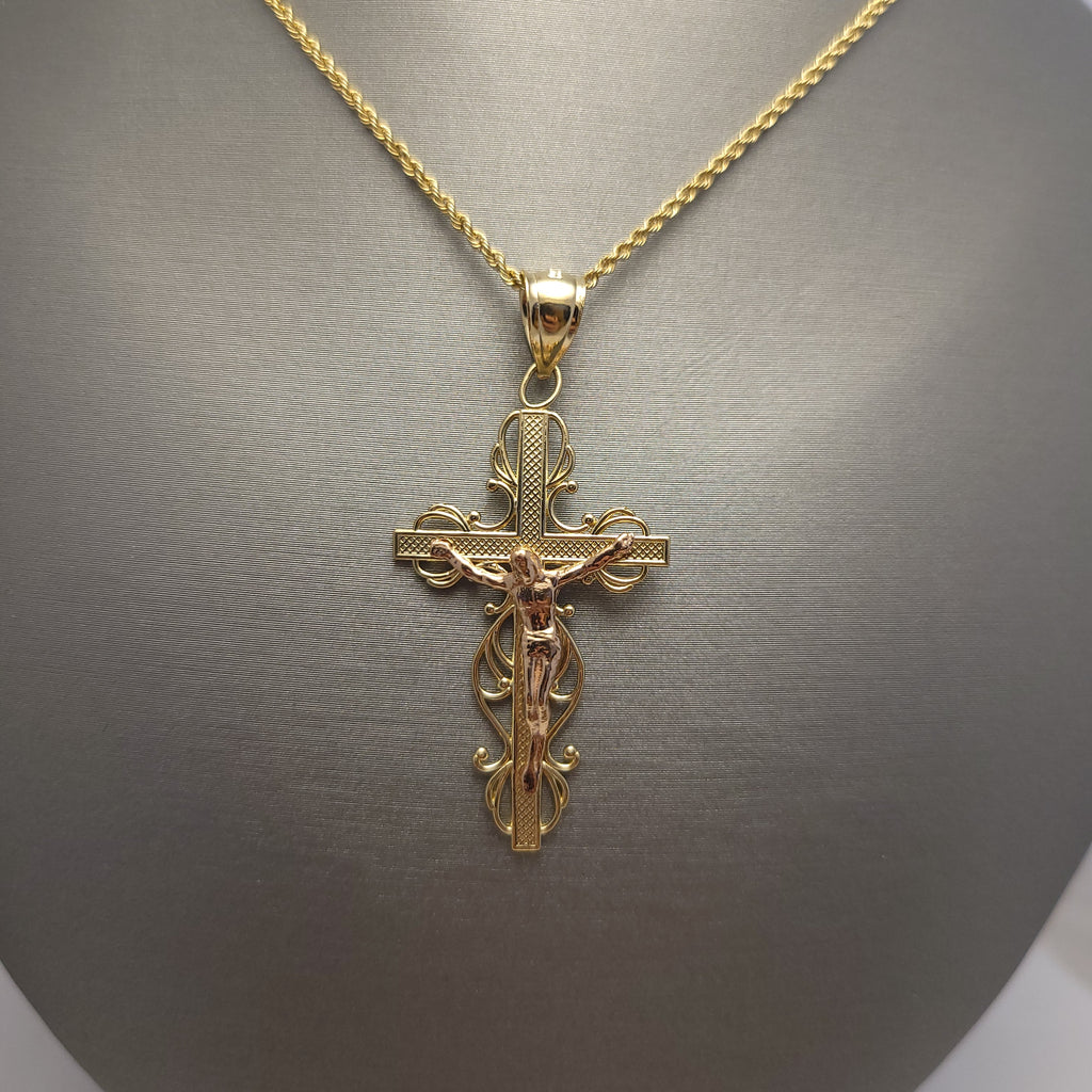 Colgante crucifijo intrincado de oro bicolor de 14K