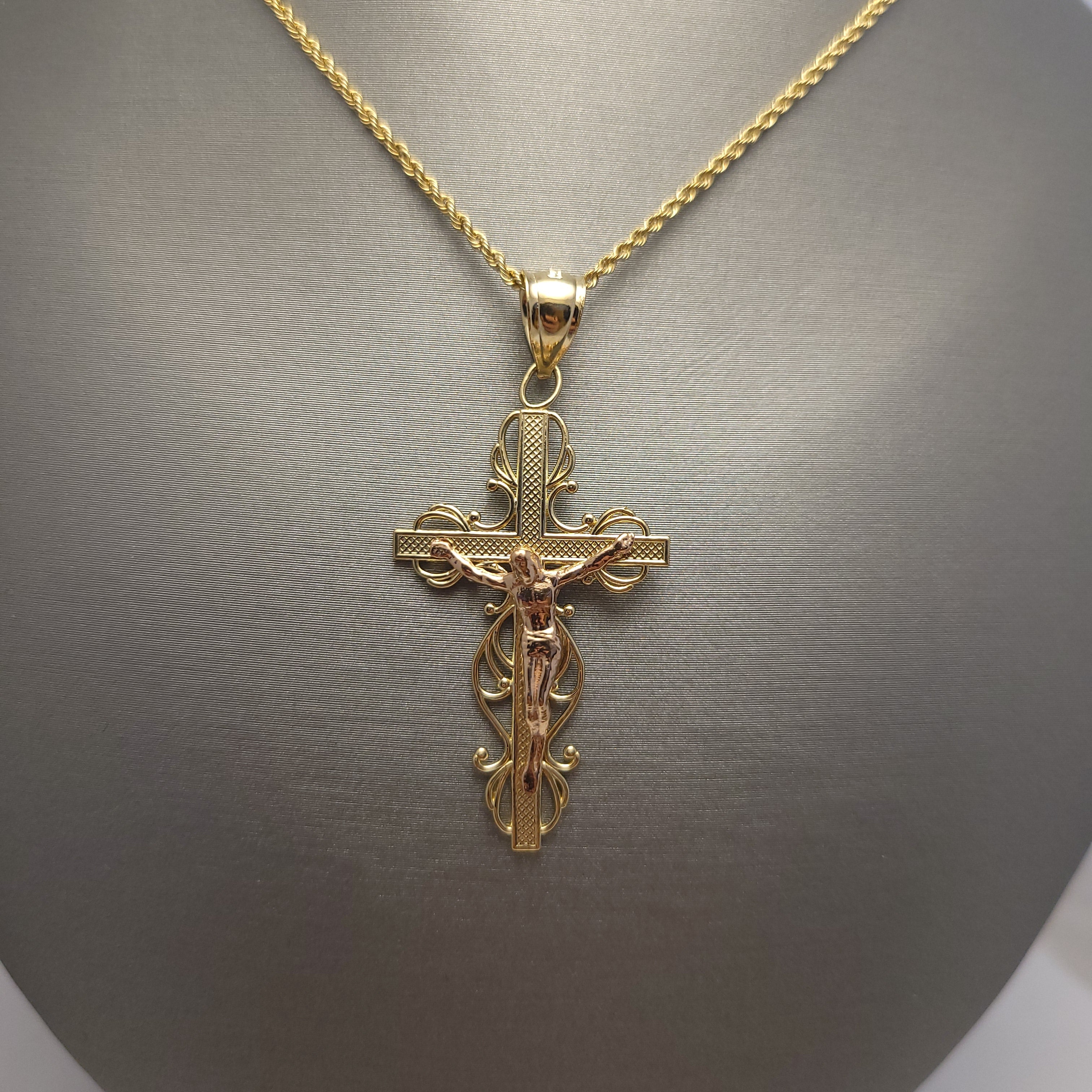 Colgante crucifijo intrincado de oro bicolor de 14K