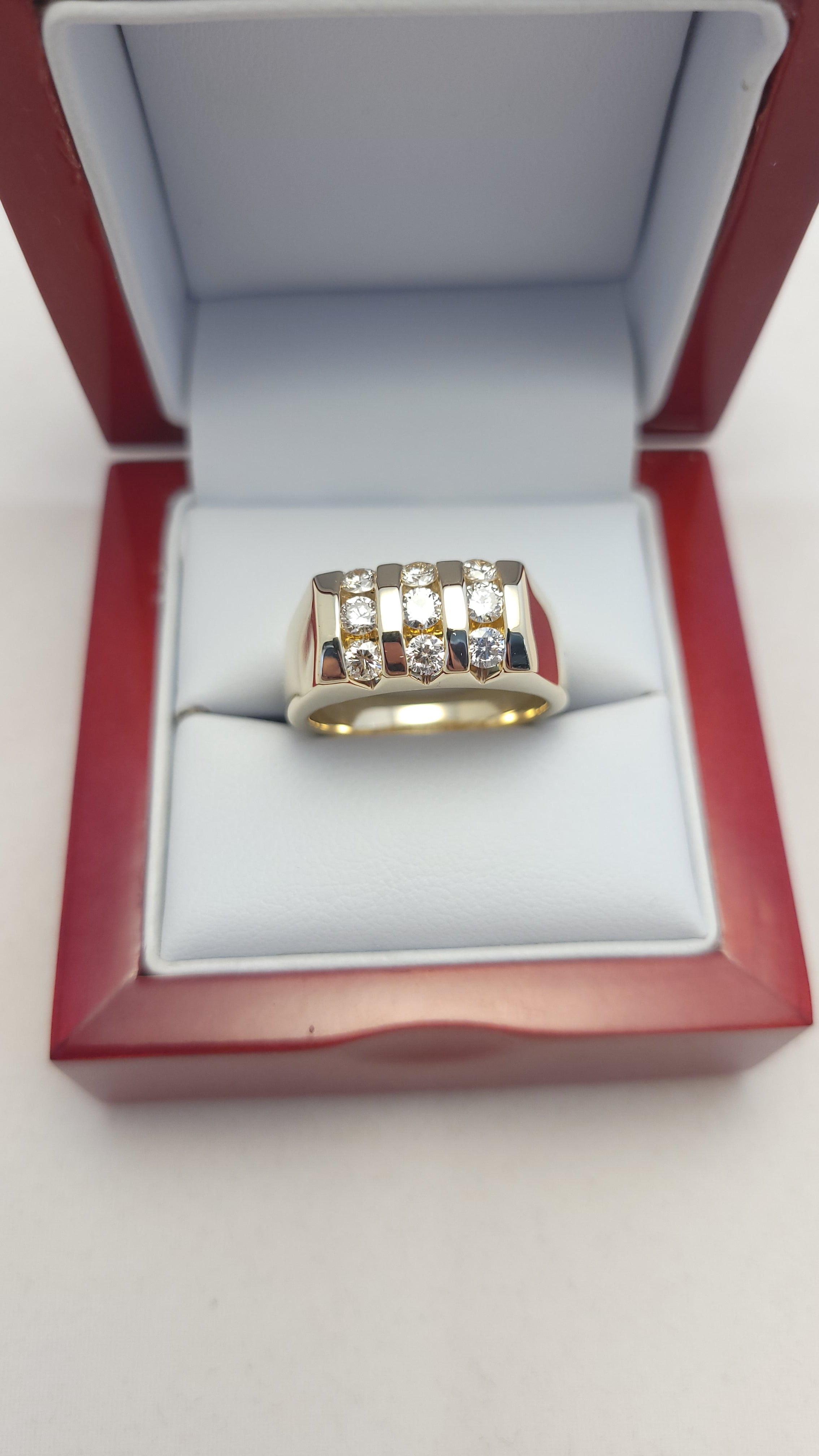 Anillo de diamante de oro amarillo de 14K
