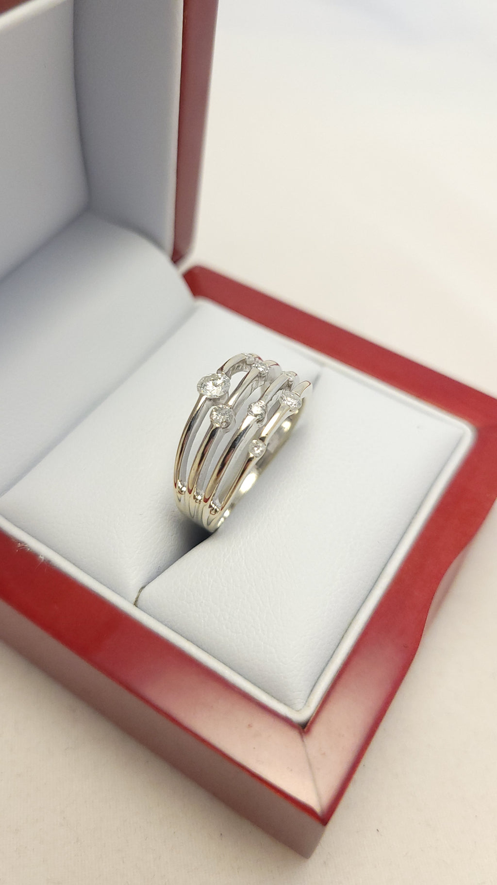 Anillo de banda de cuatro hileras de diamantes en oro blanco de 14K