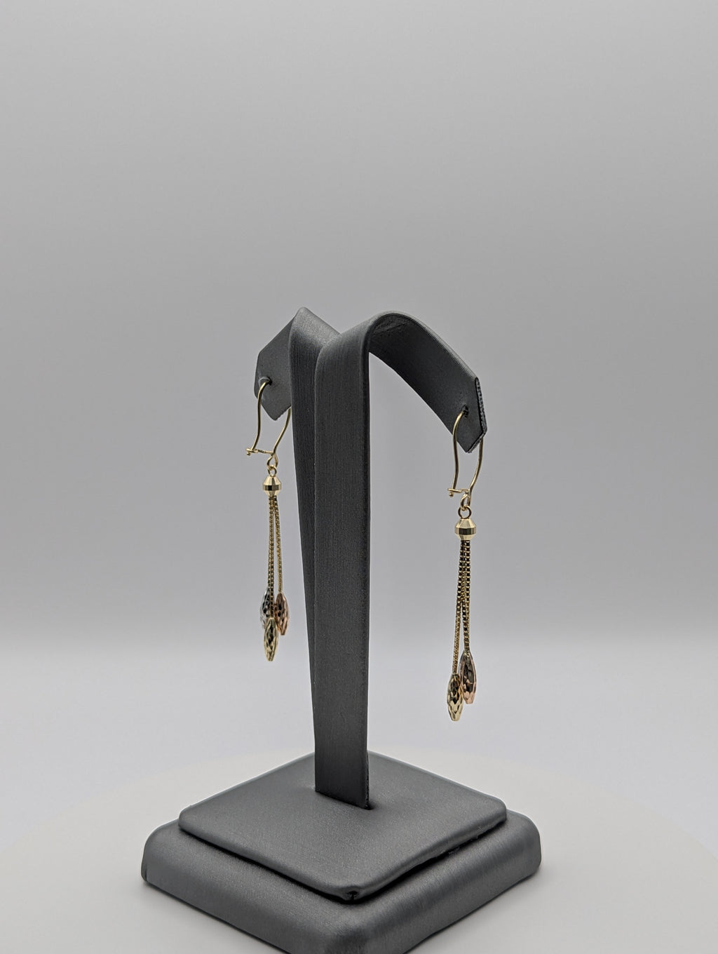 Aretes Colgantes de Oro Tricolor 14K con Corte Diamantado