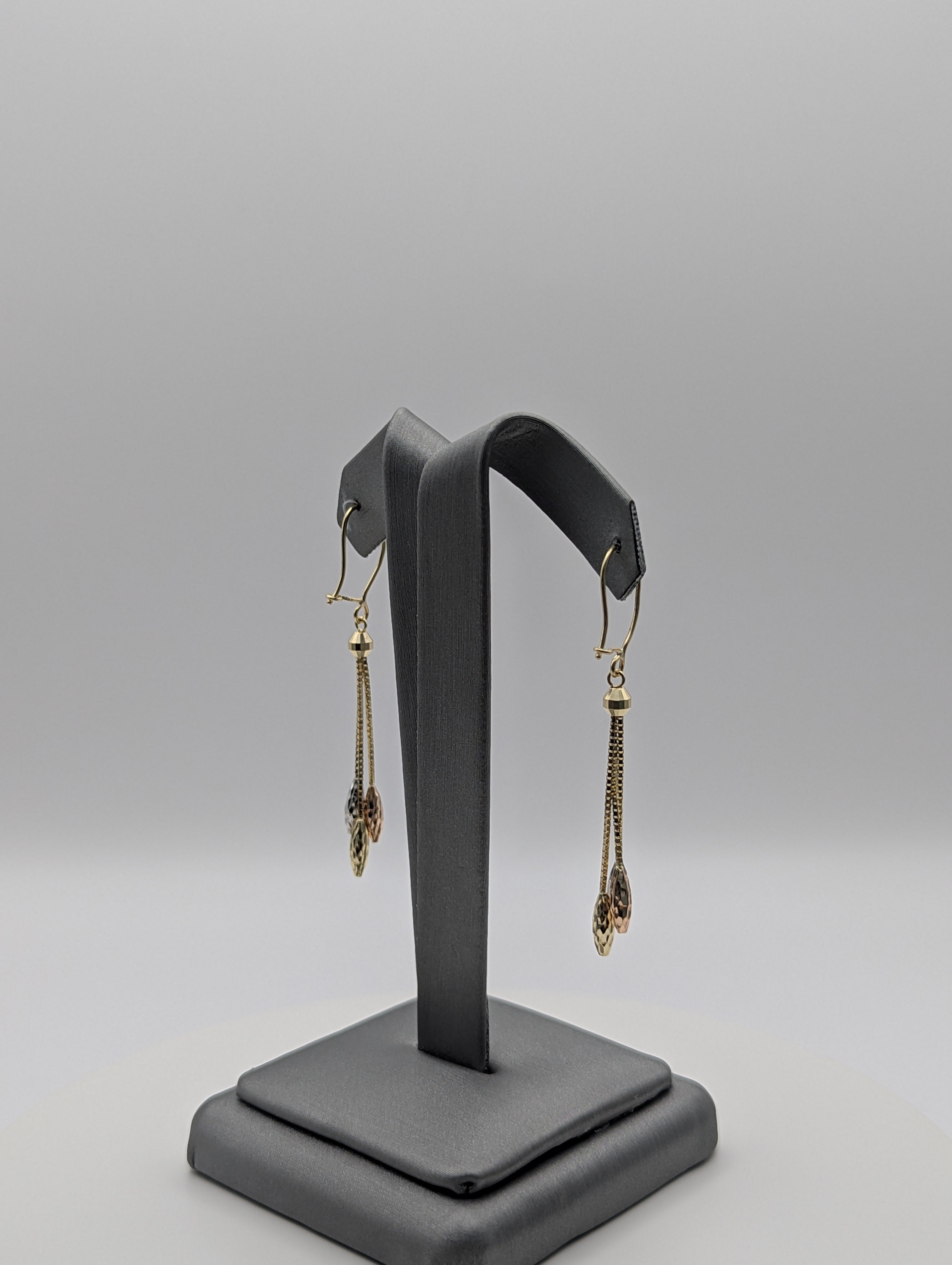 Aretes Colgantes de Oro Tricolor 14K con Corte Diamantado