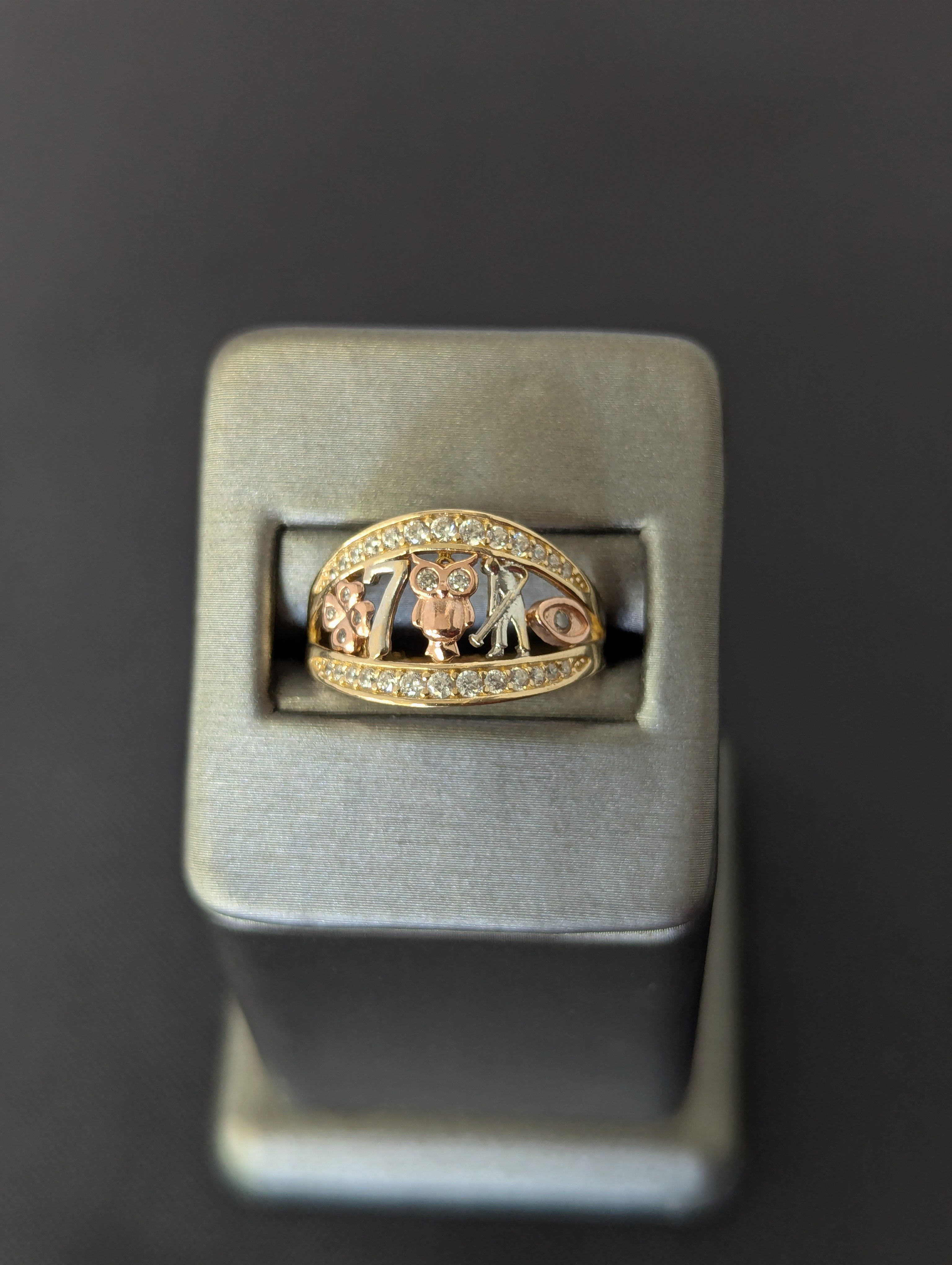 Anillo de símbolos de la suerte de tres colores de oro de 14K con circonitas cúbicas