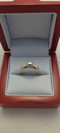 Anillo de diamantes de corte princesa de oro blanco de 14K