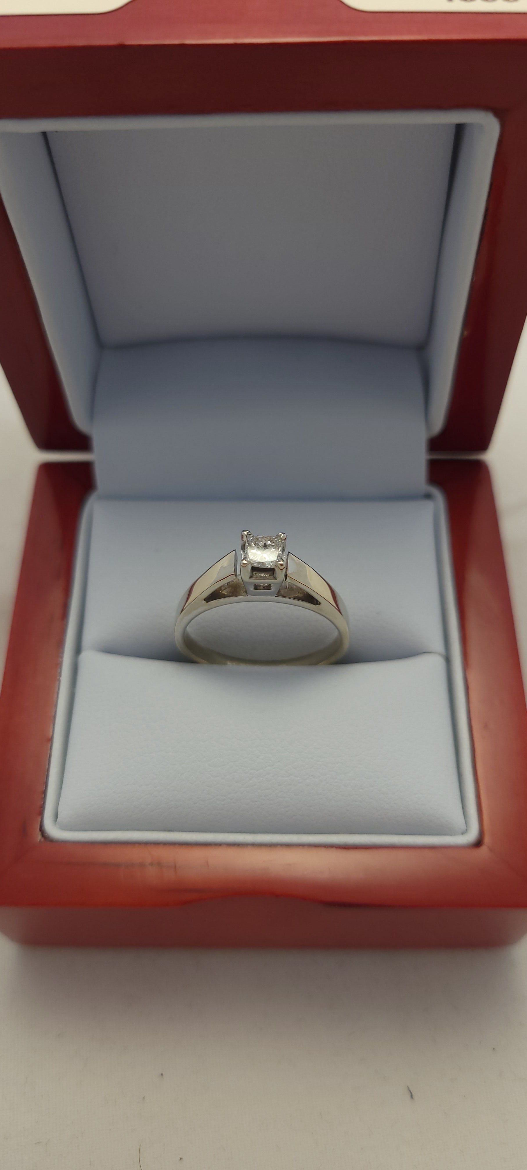 Anillo de diamantes de corte princesa de oro blanco de 14K