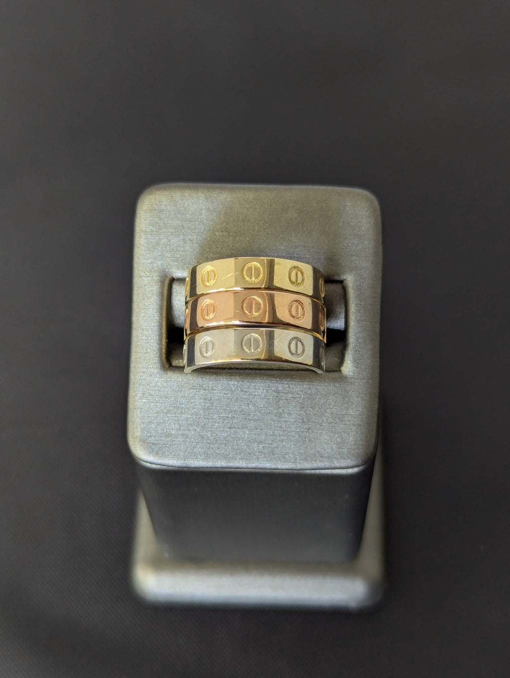 Anillo Cartier tricolor de 14K