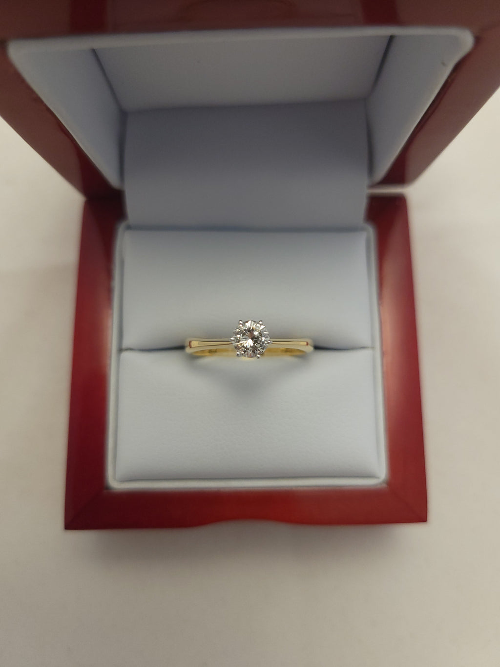 Anillo de diamante solitario de oro amarillo de 14K