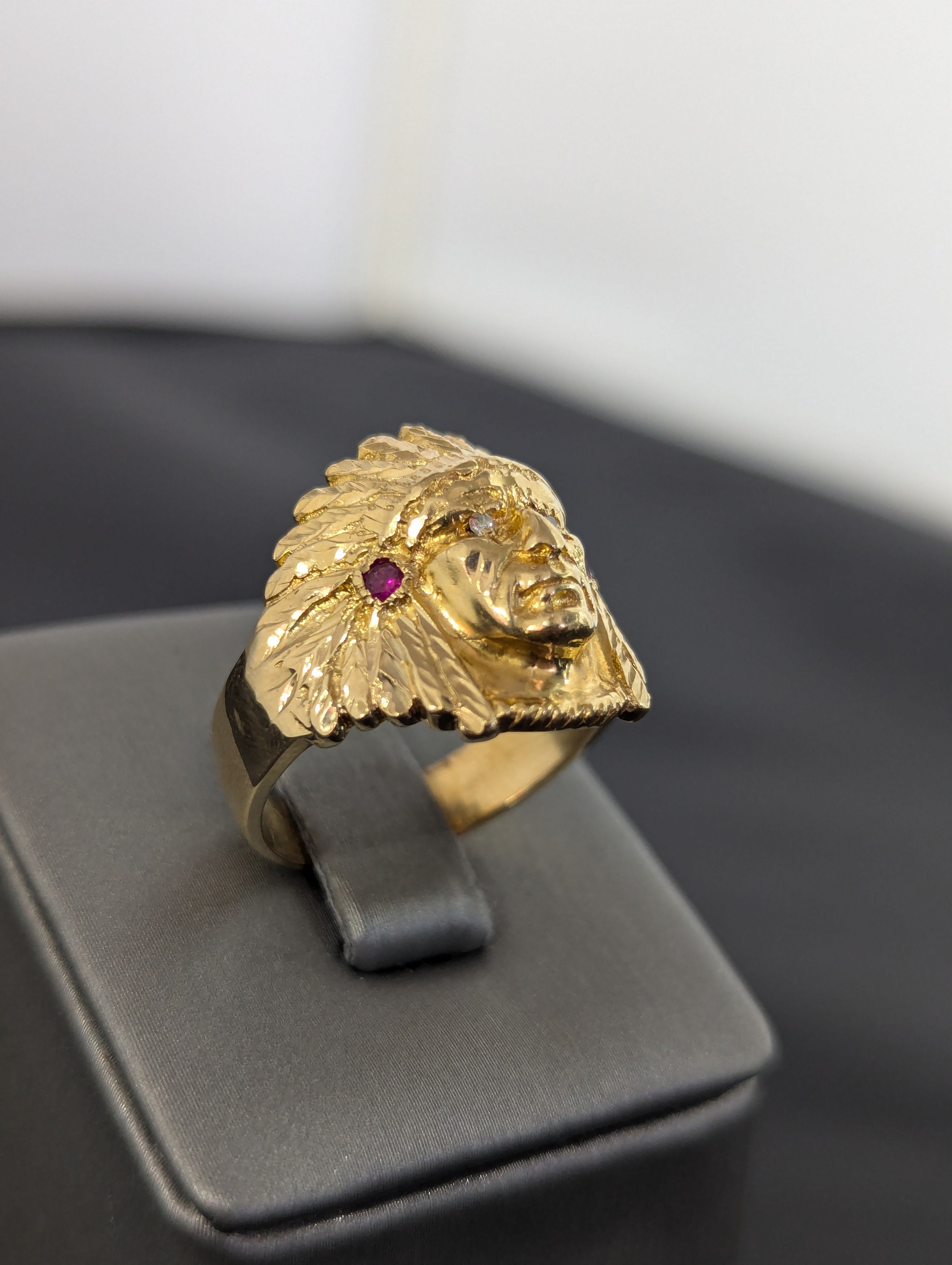 Cabeza de indio en oro amarillo de 14K con circonita cúbica