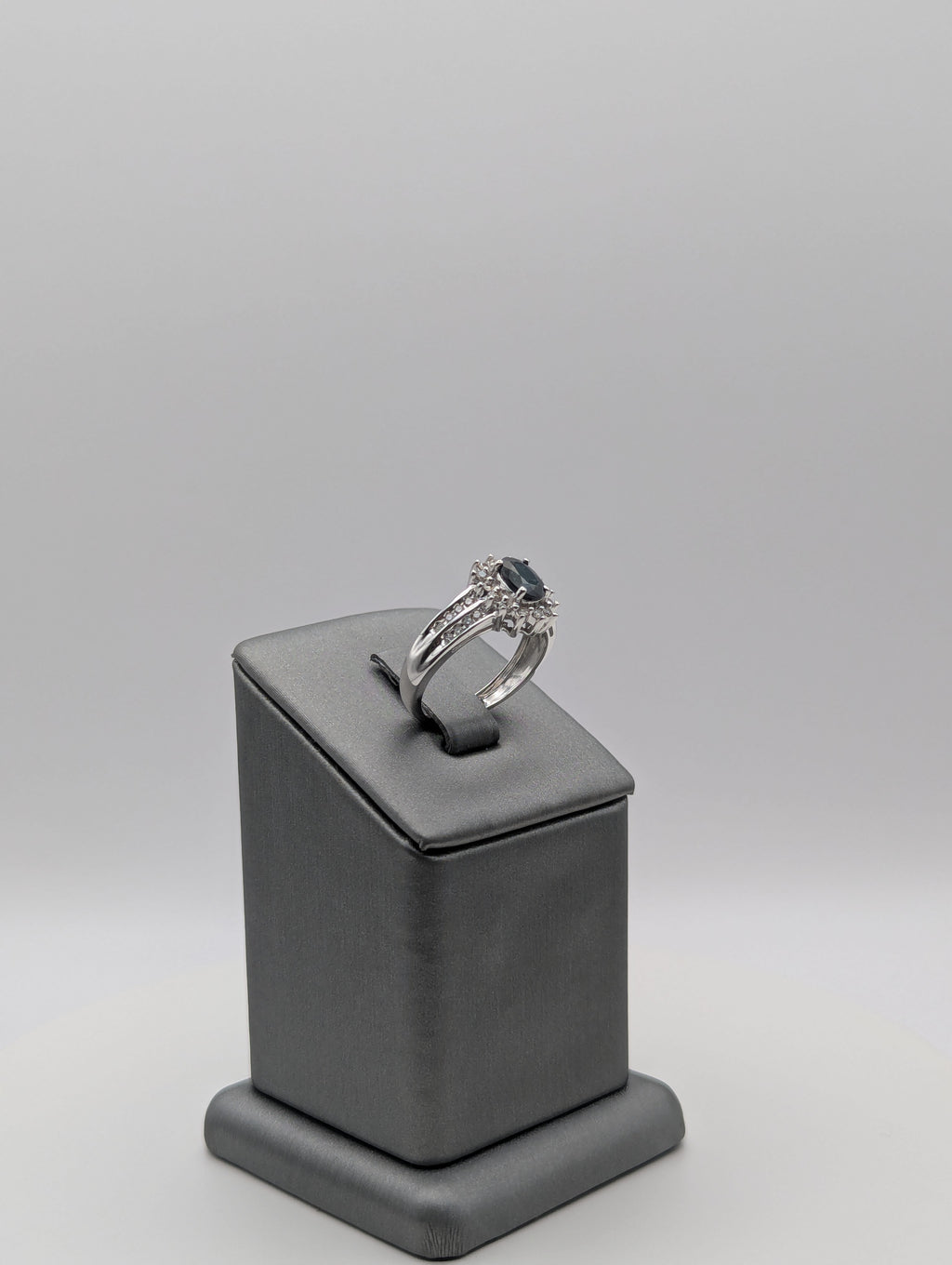 Anillo de diamante de oro blanco de 14K