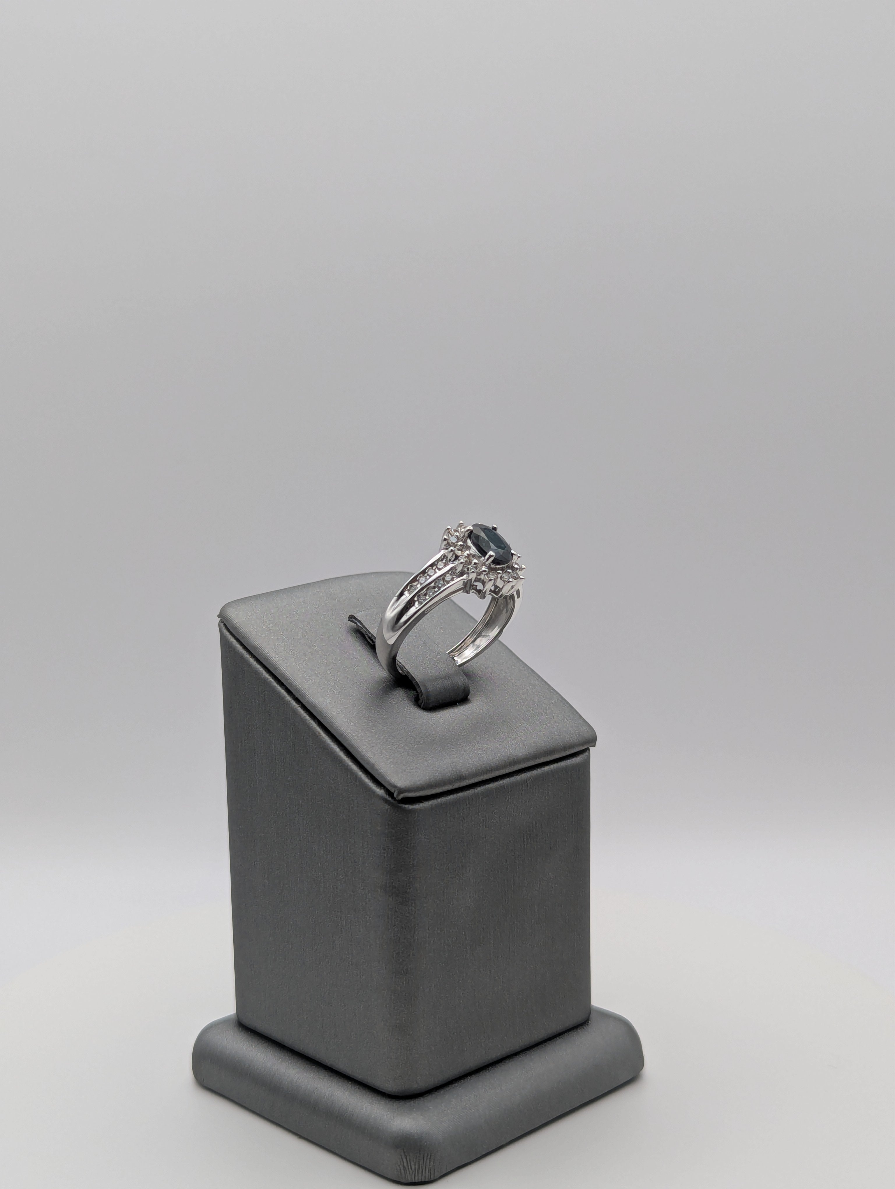 Anillo de diamante de oro blanco de 14K