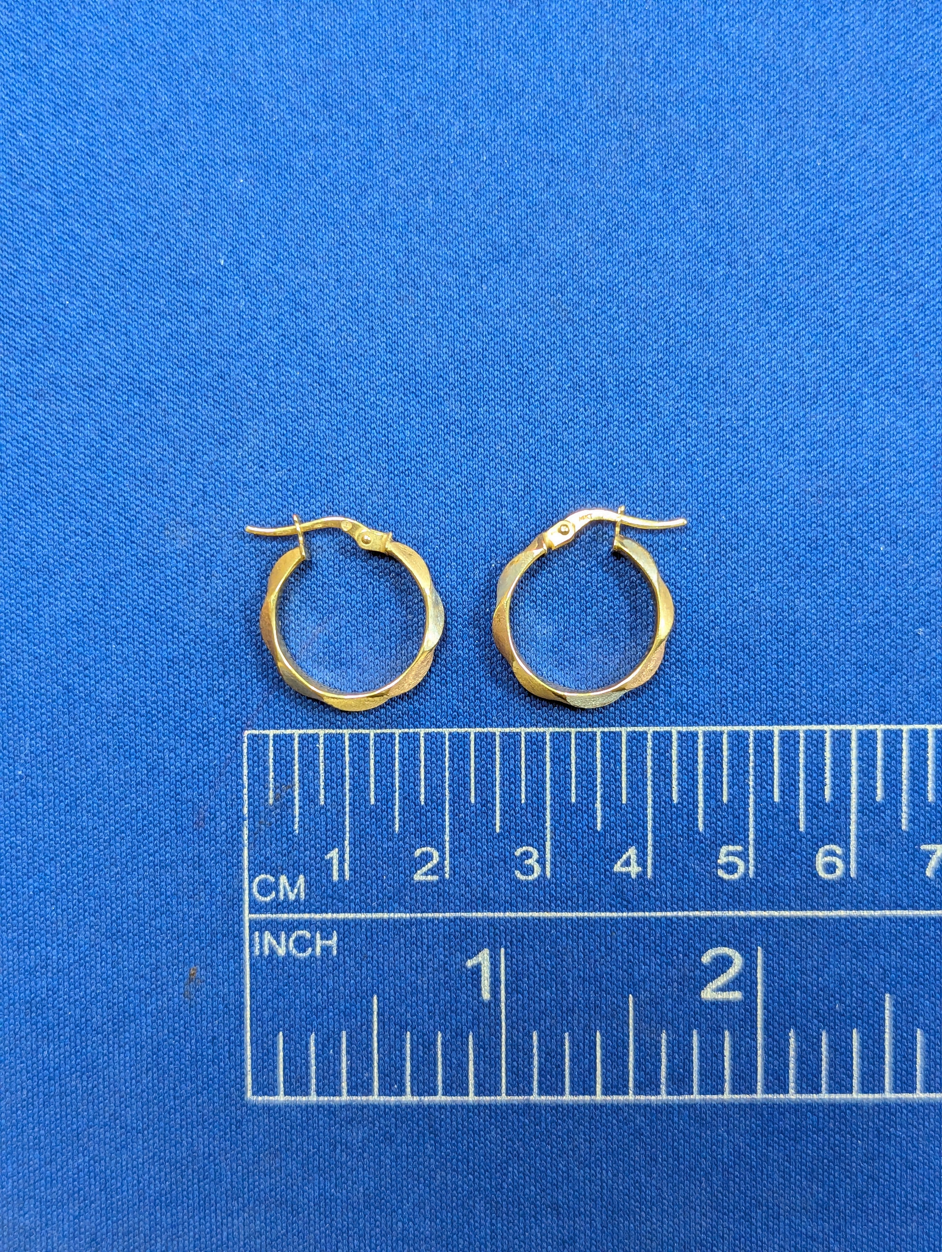 Pendientes de aro huecos trenzados tricolor de 14K